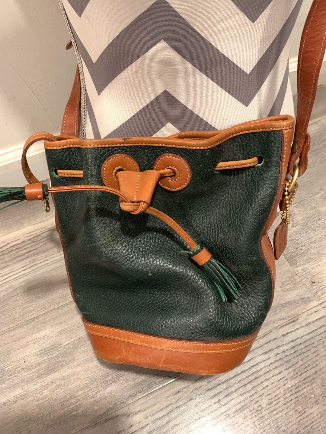 Vintage Coach Dinky Bag 501-25 Green Tan Leather Bucket Bag Crossbody 4