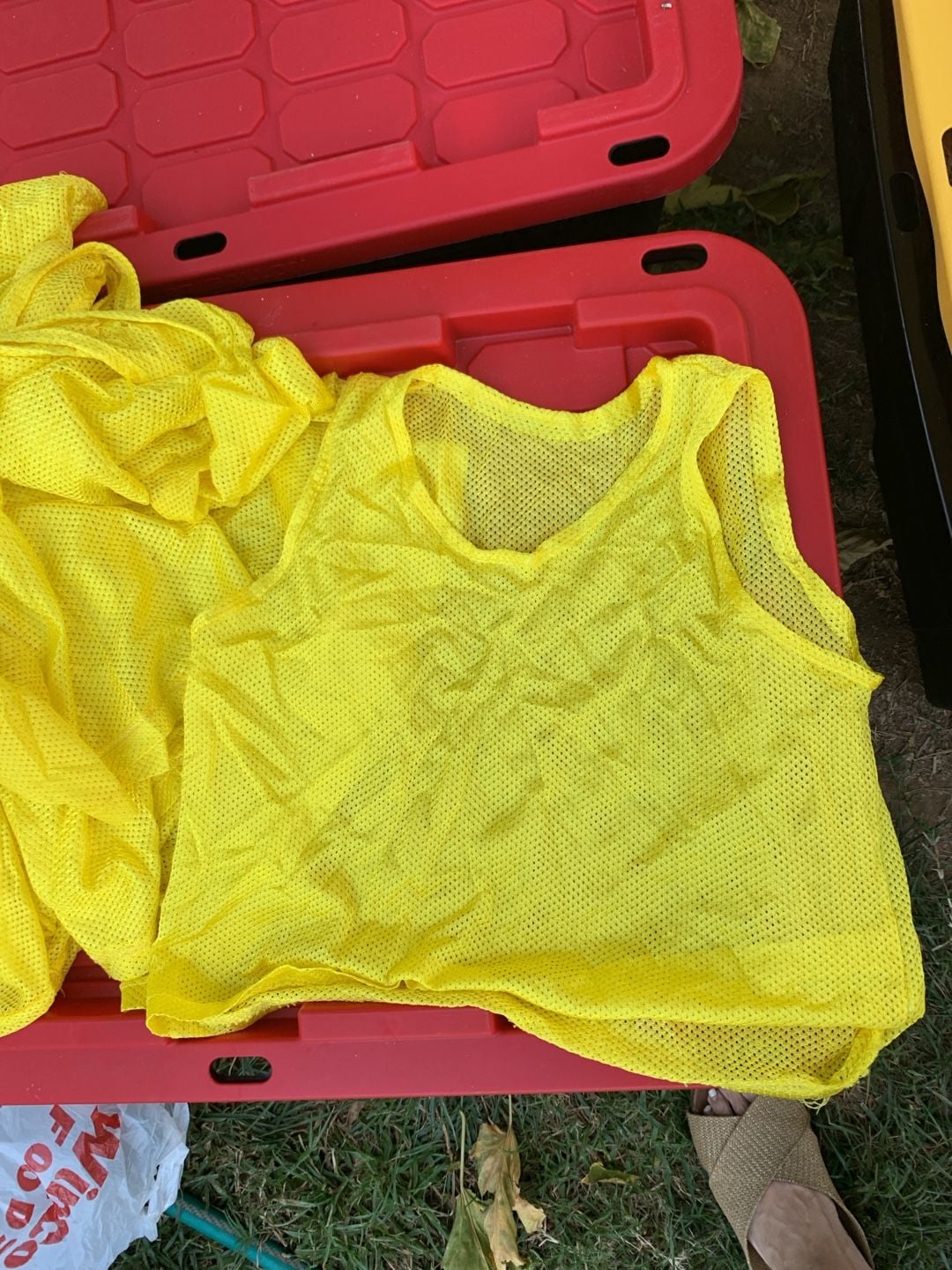 9 set Generic Mesh Sports Scrimmage Vest Yellow Athletic Practice Pinnie 2