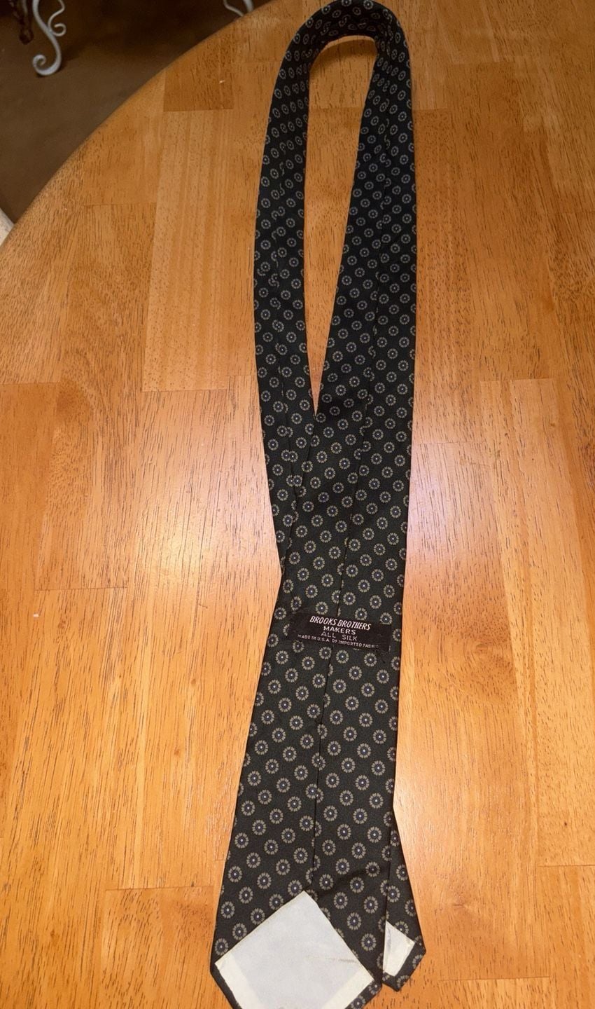 Brooks Brothers 100% Silk Medallion Necktie 2