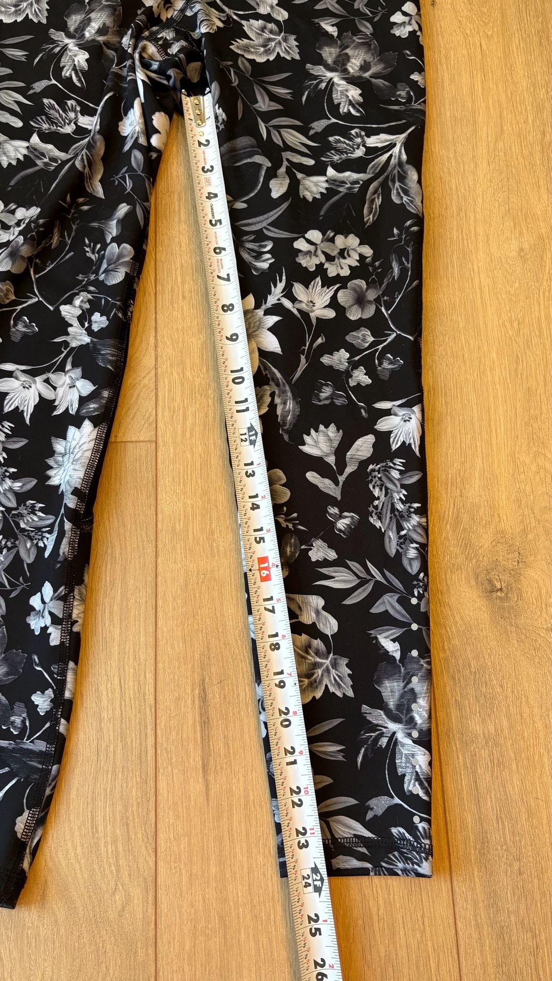 Old Navy Active Floral Leggings Size L Go-Dry Black White 3