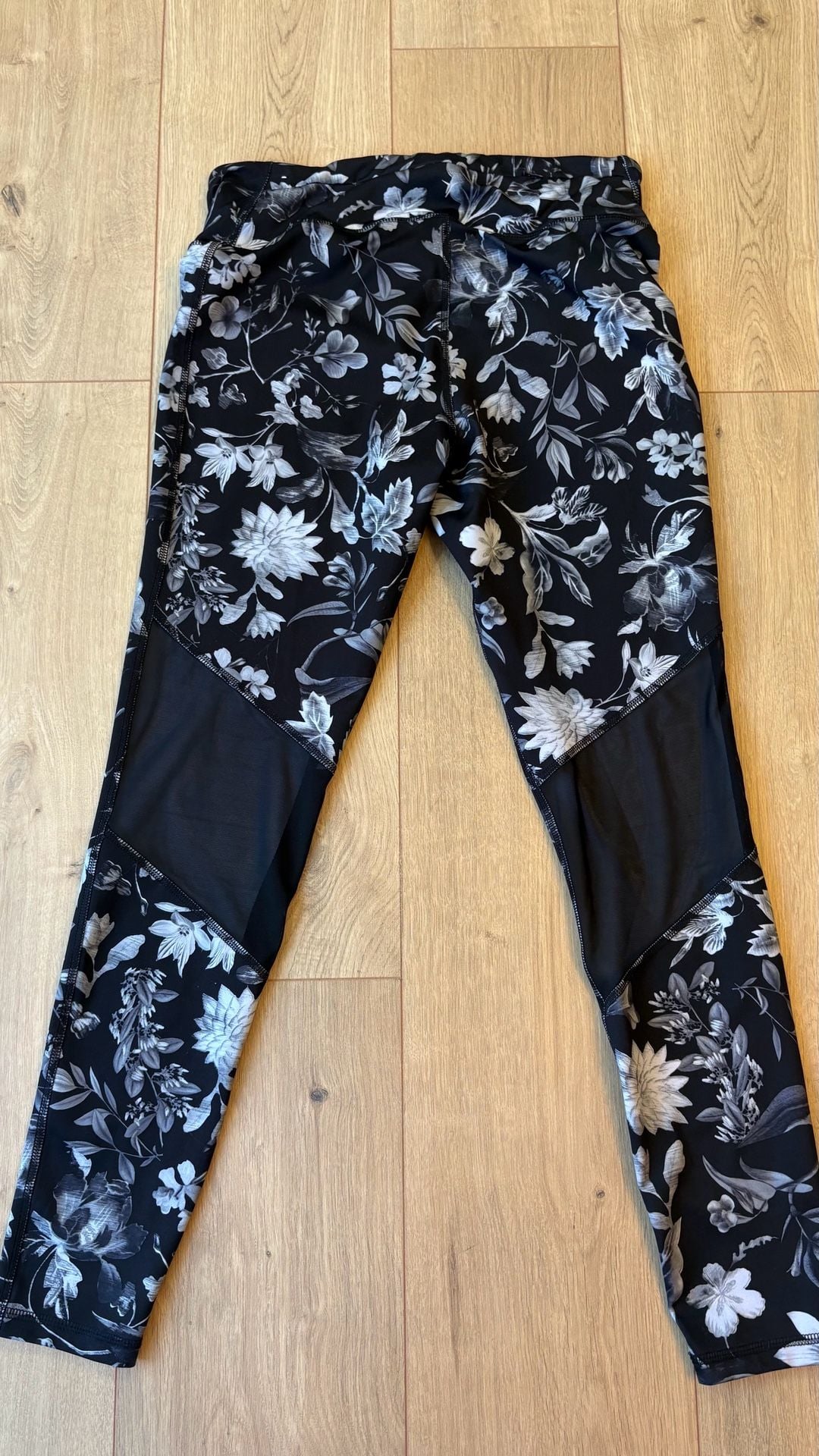 Old Navy Active Floral Leggings Size L Go-Dry Black White 4
