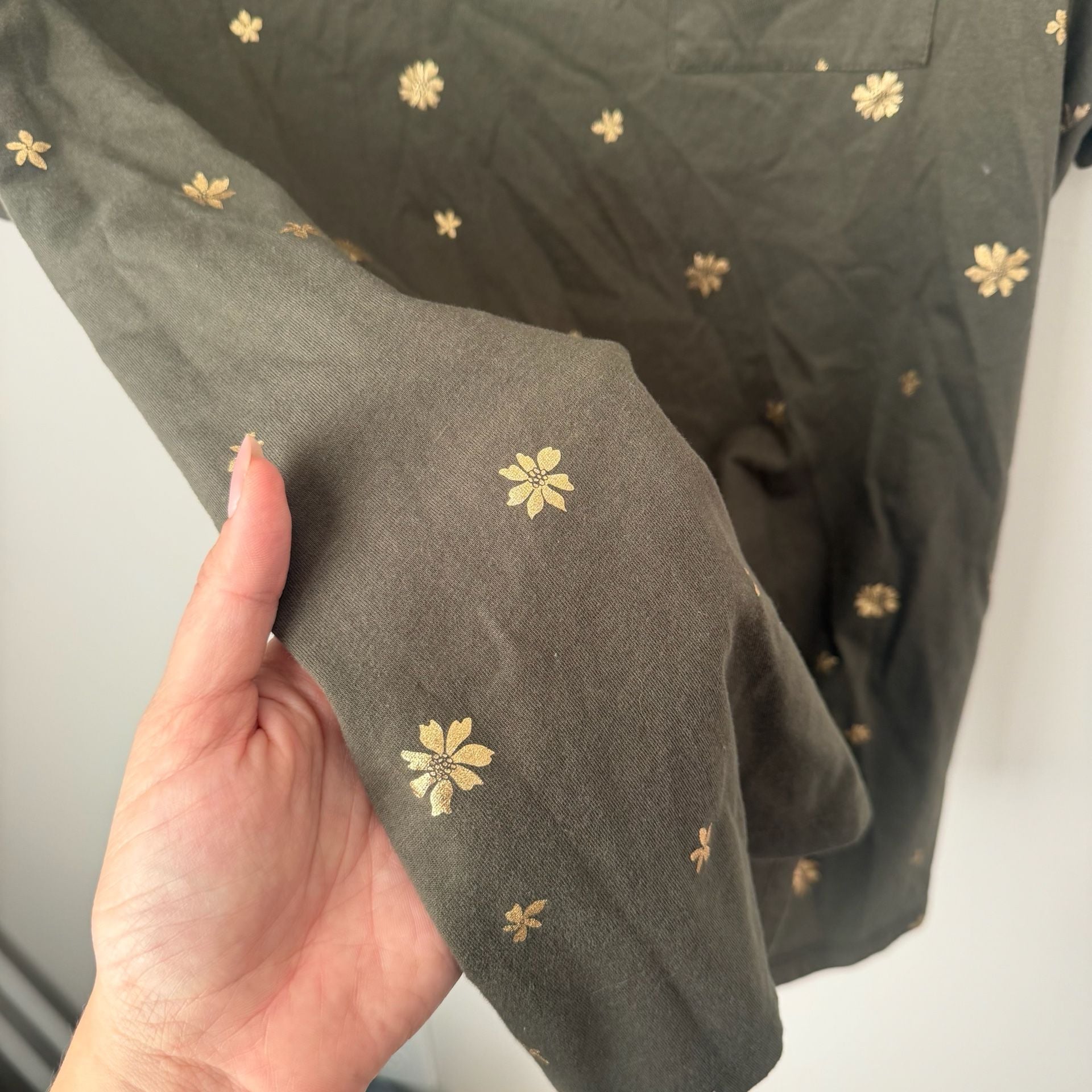 Lane Bryant V-Neck T-Shirt Size 18/20 Olive Green Gold Foil Floral Pocket 4