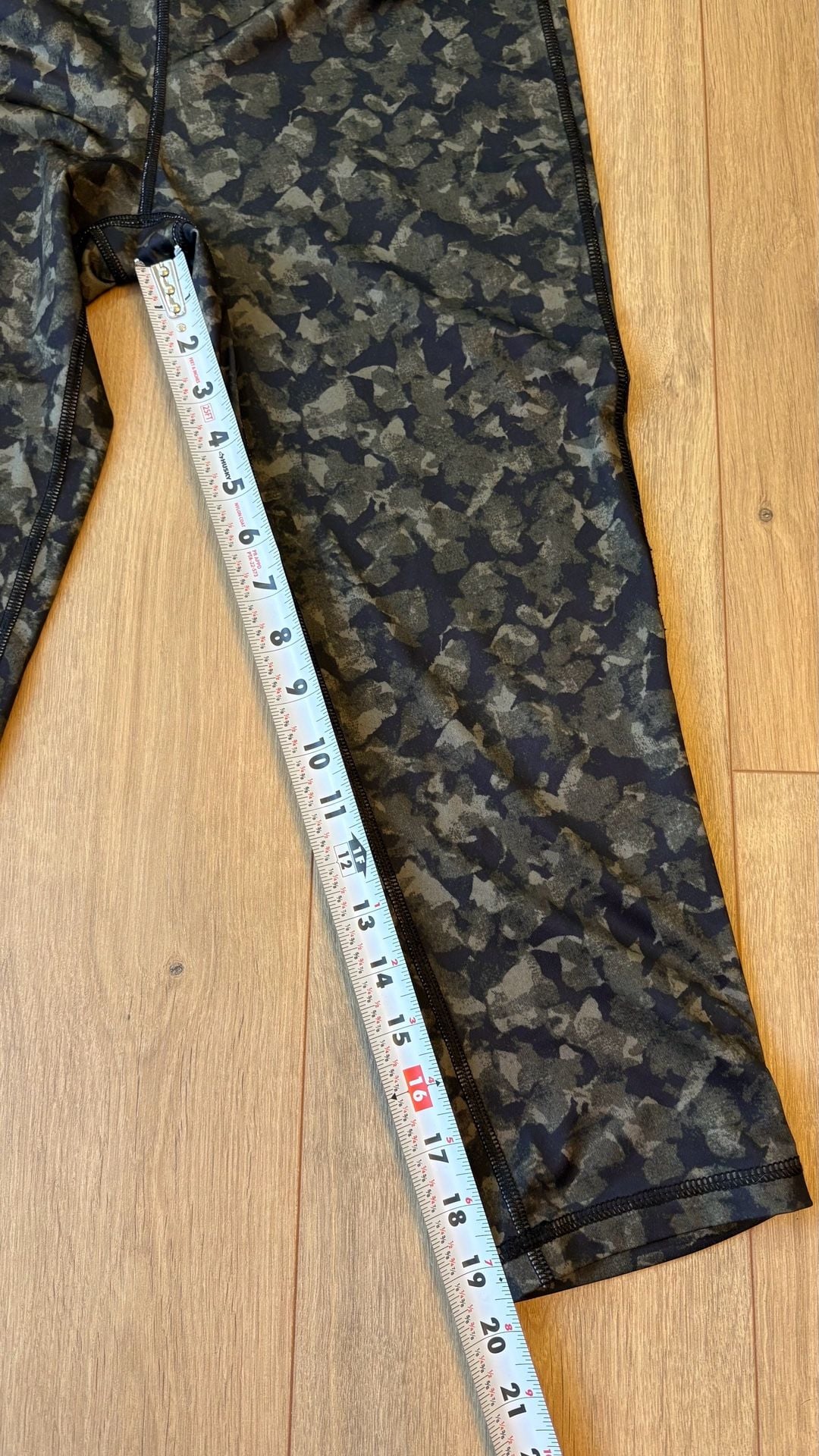 Vogo Athletica Camo Print Capri Leggings Size M 3