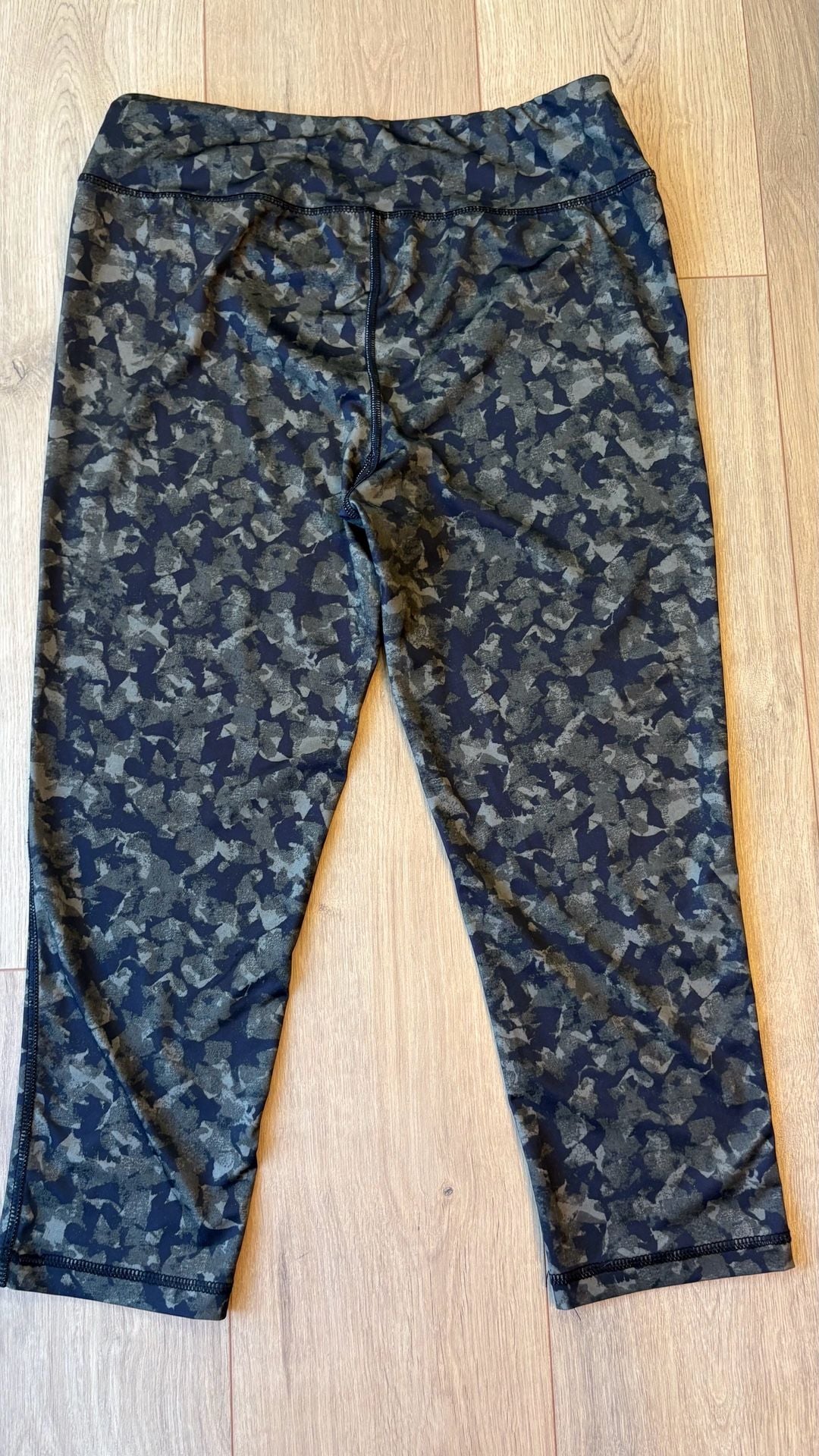 Vogo Athletica Camo Print Capri Leggings Size M 5