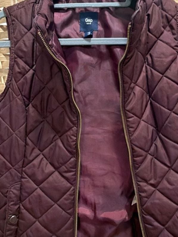 Gap Quilted Vest Size M Burgundy Full Zip Pockets 4