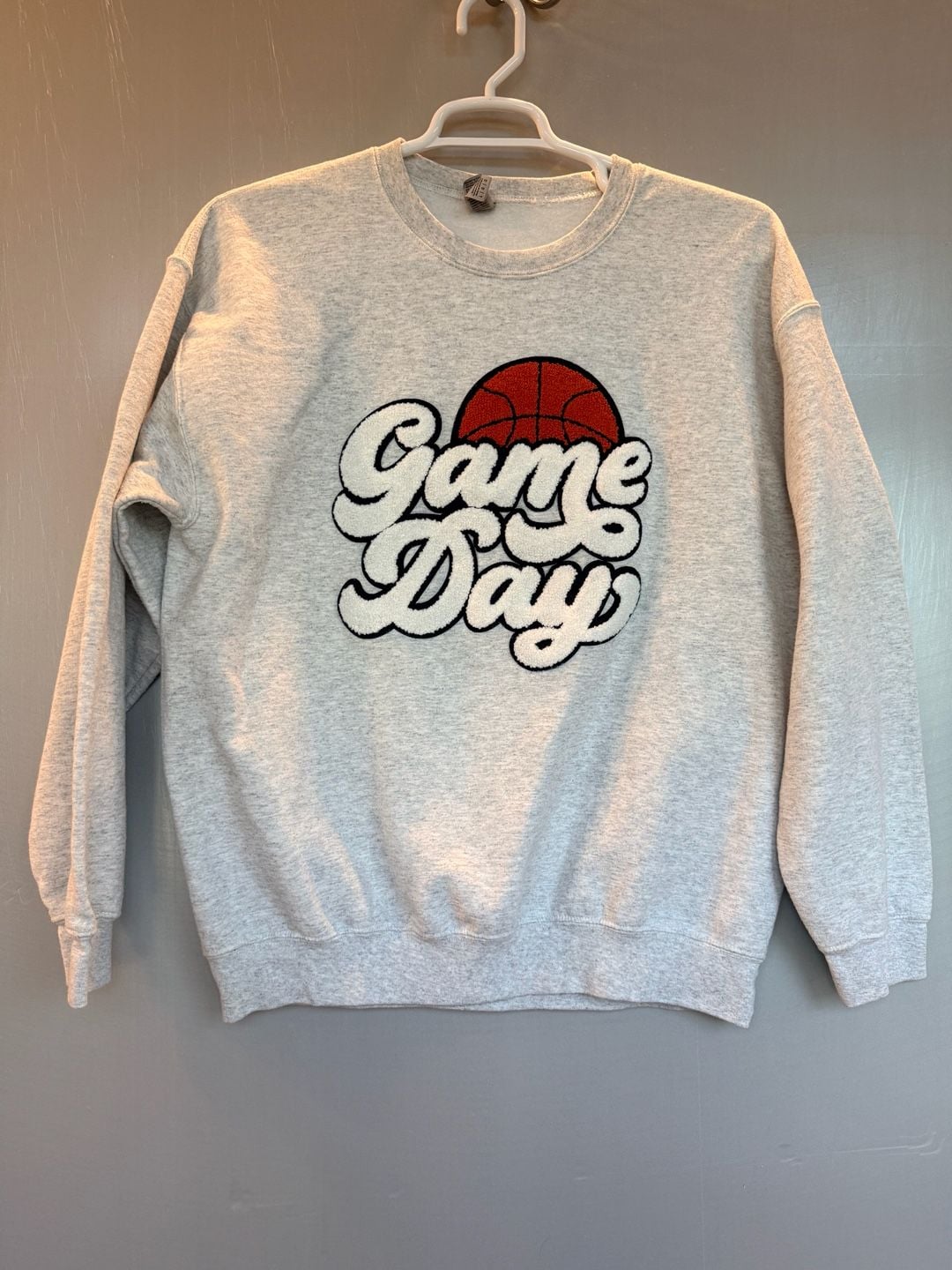 Gildan Game Day Basketball Patch Sweatshirt Size L Grey Pullover 2