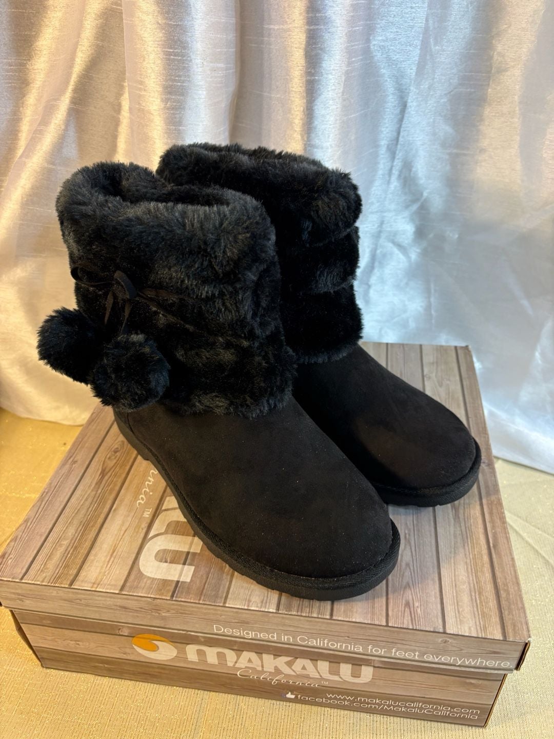 Makalu Fur Pom Pom Boots Size 8.5 Black Faux Suede Winter 2