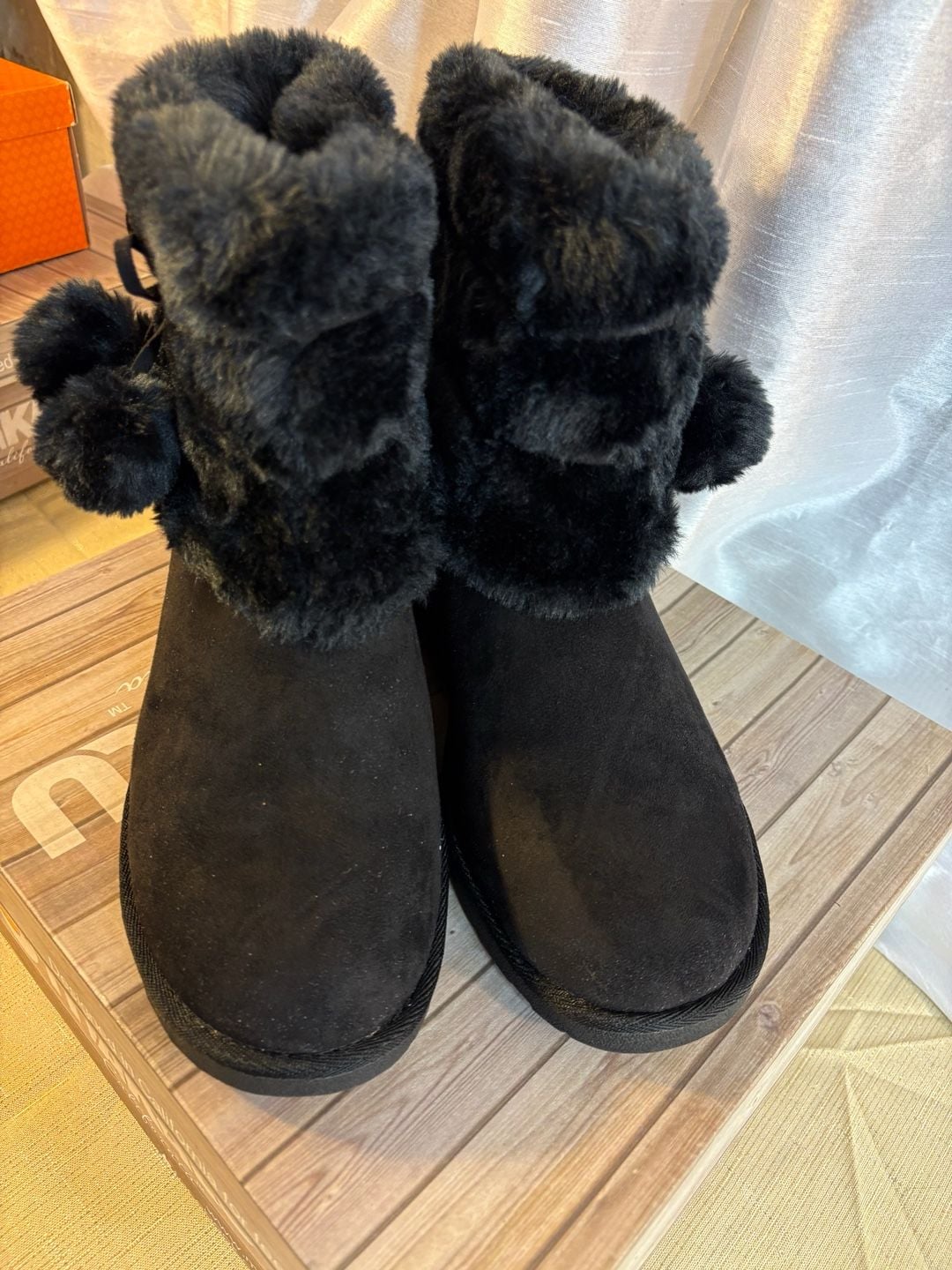 Makalu Fur Pom Pom Boots Size 8.5 Black Faux Suede Winter 3