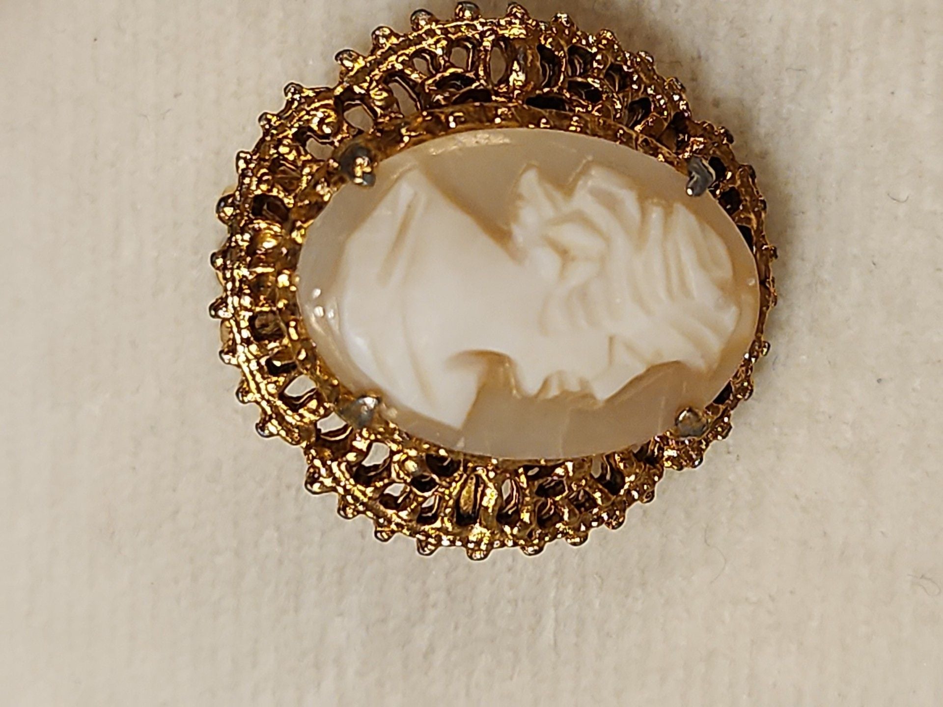 Vintage Gold Tone Filigree Frame Shell Cameo Clip On Earrings 7