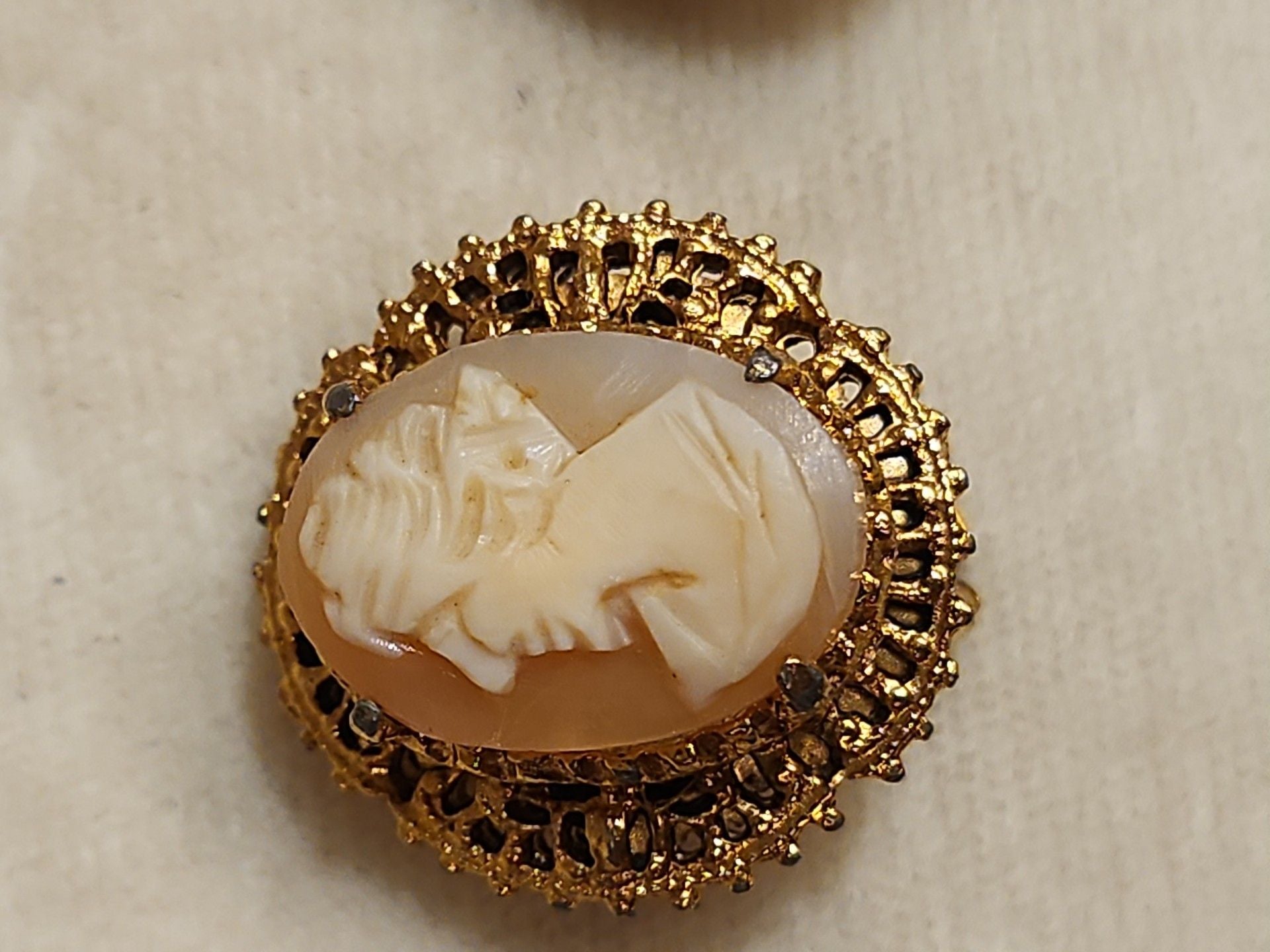 Vintage Gold Tone Filigree Frame Shell Cameo Clip On Earrings 8