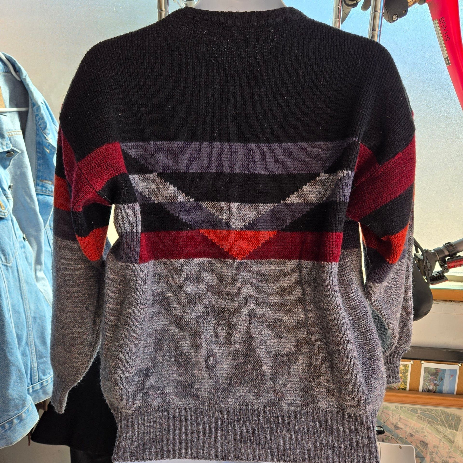 Vintage Geometric Knit Sweater Size M Gray Black Red Wool Blend Crewneck 4