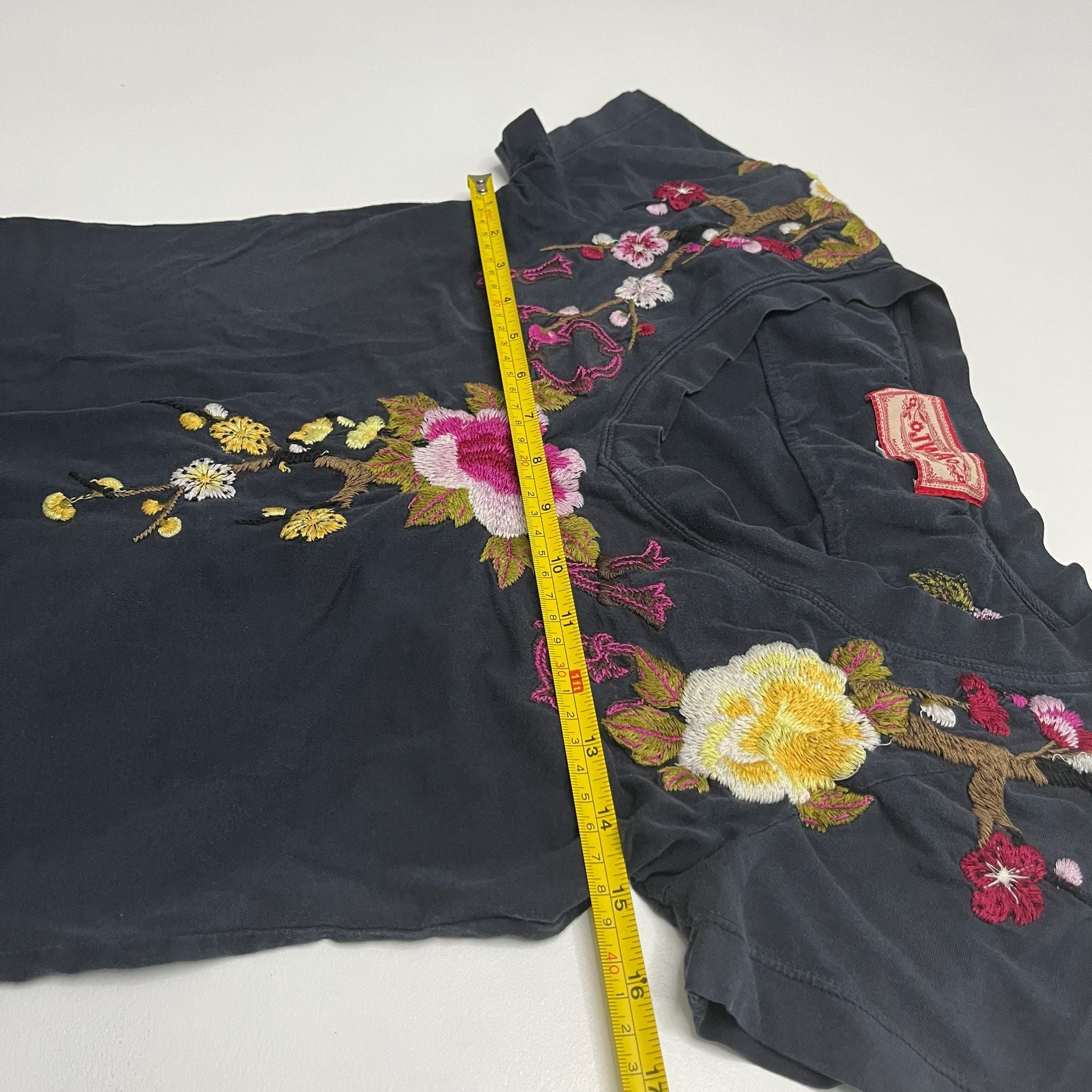 Johnny Was Estrella Tee Black Floral Embroidered V-Neck Top Medium 6