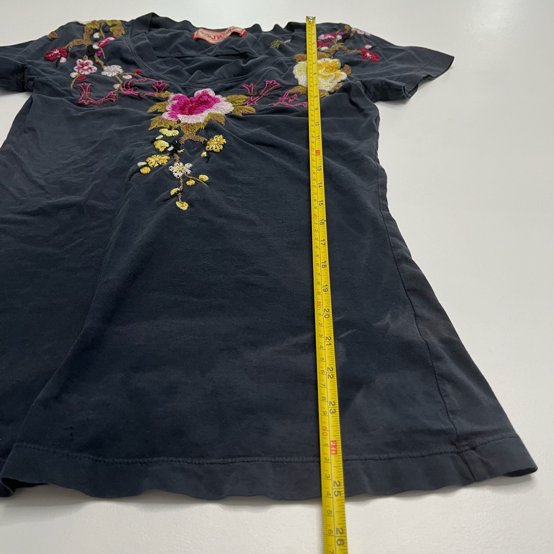 Johnny Was Estrella Tee Black Floral Embroidered V-Neck Top Medium 7