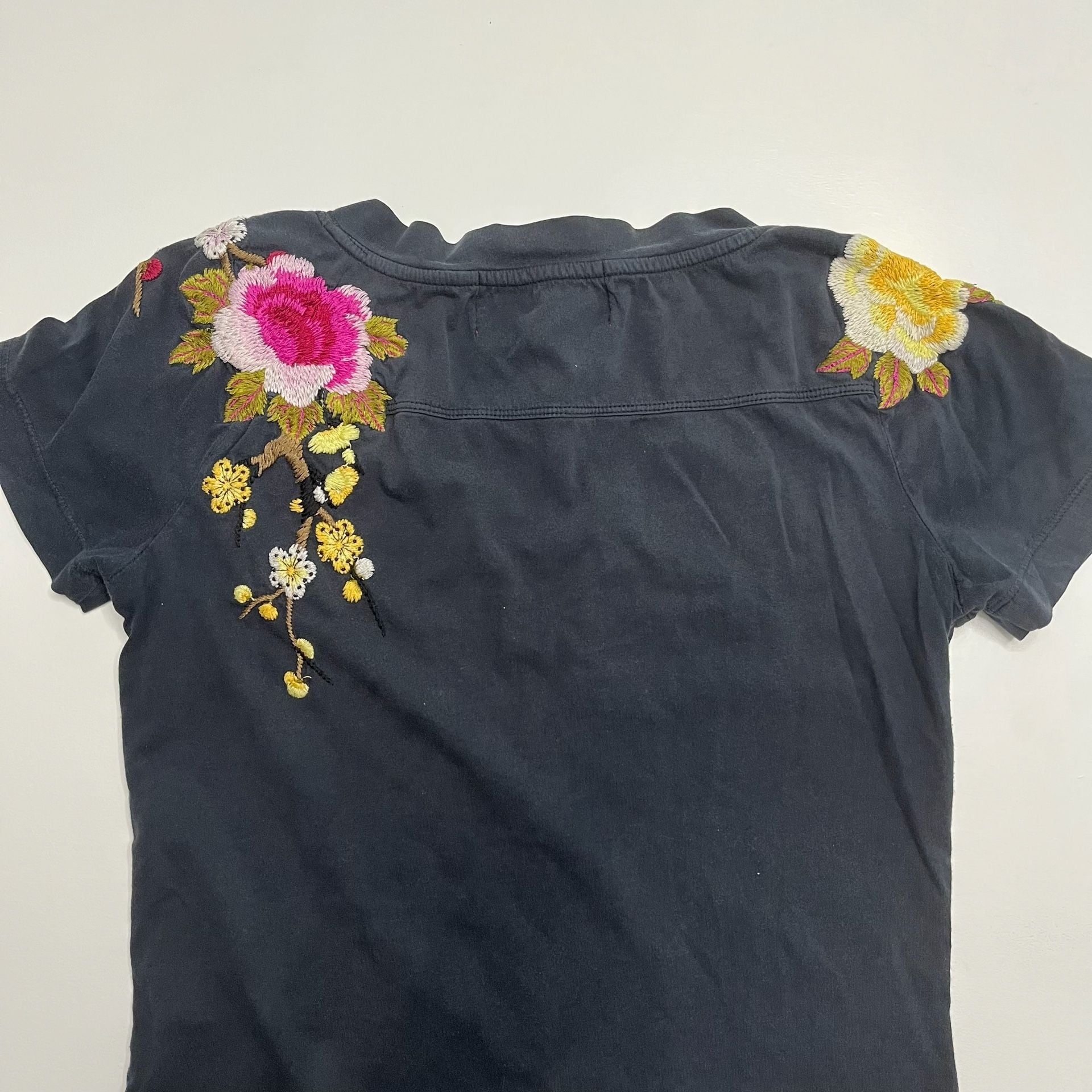 Johnny Was Estrella Tee Black Floral Embroidered V-Neck Top Medium 9