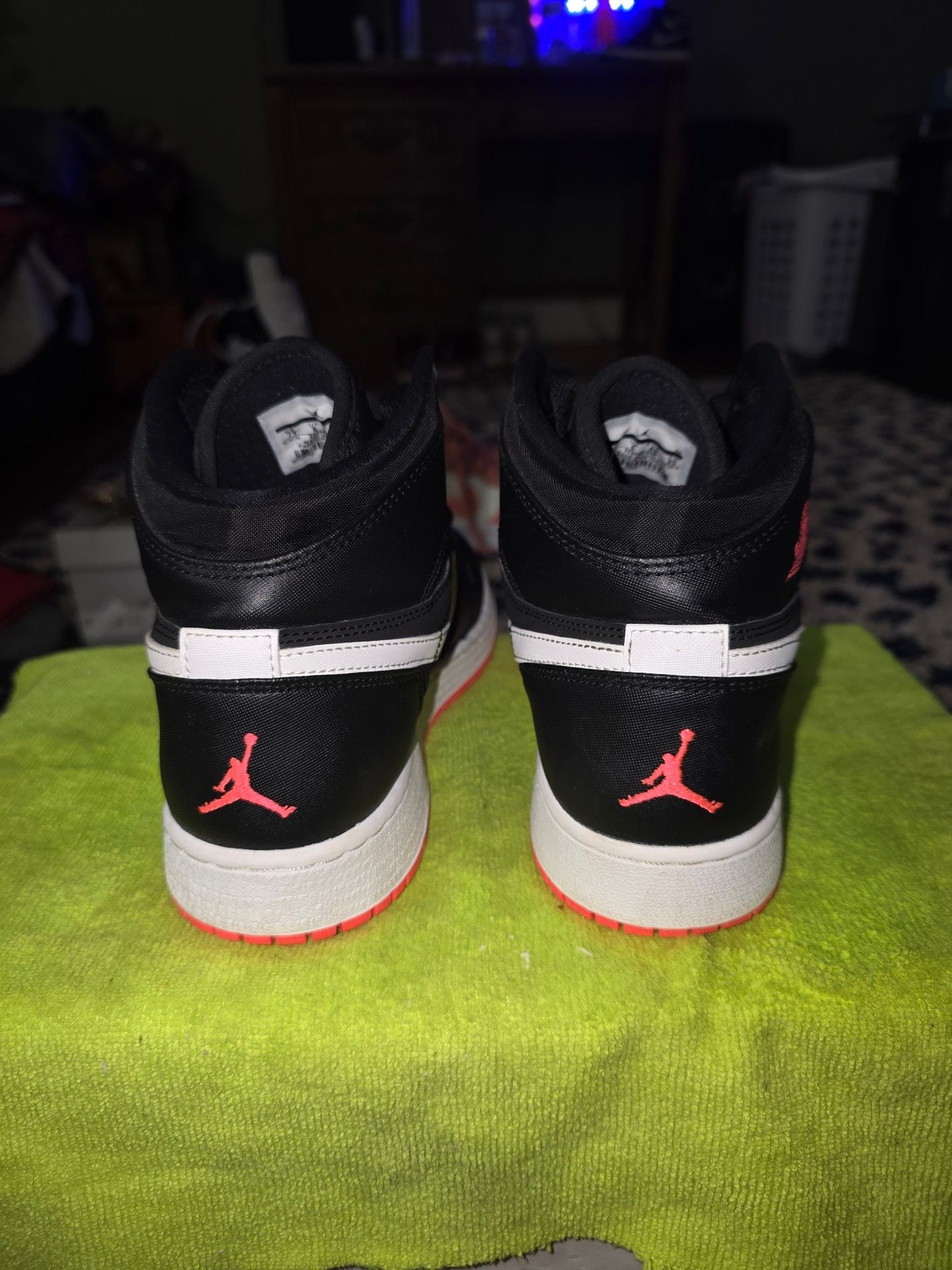 Air Jordan 1 Retro High ("Black Hot Lava") Size 7y 7