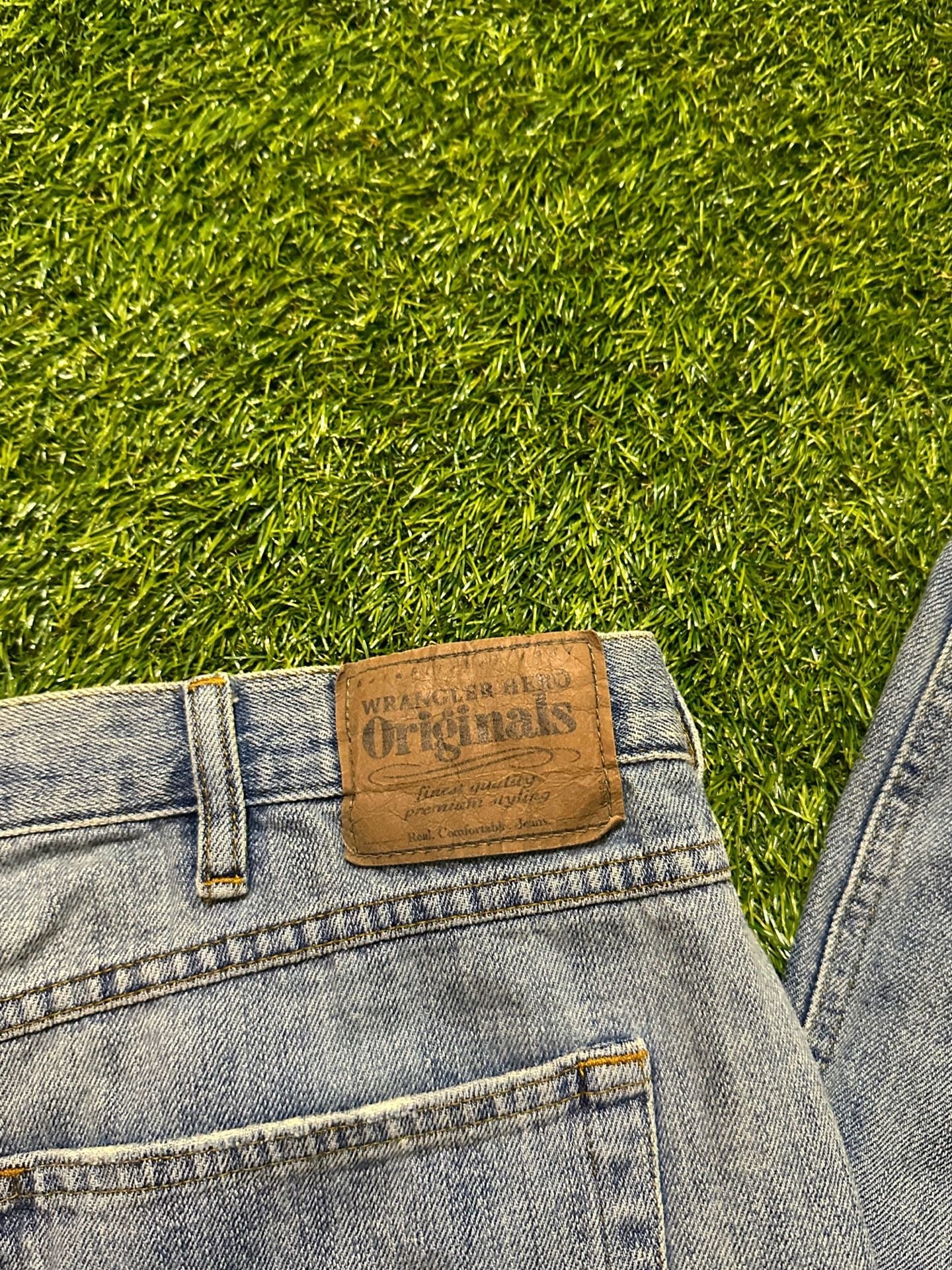 Y2K 2000s Wrangler Originals Boot Cut Jeans. 6
