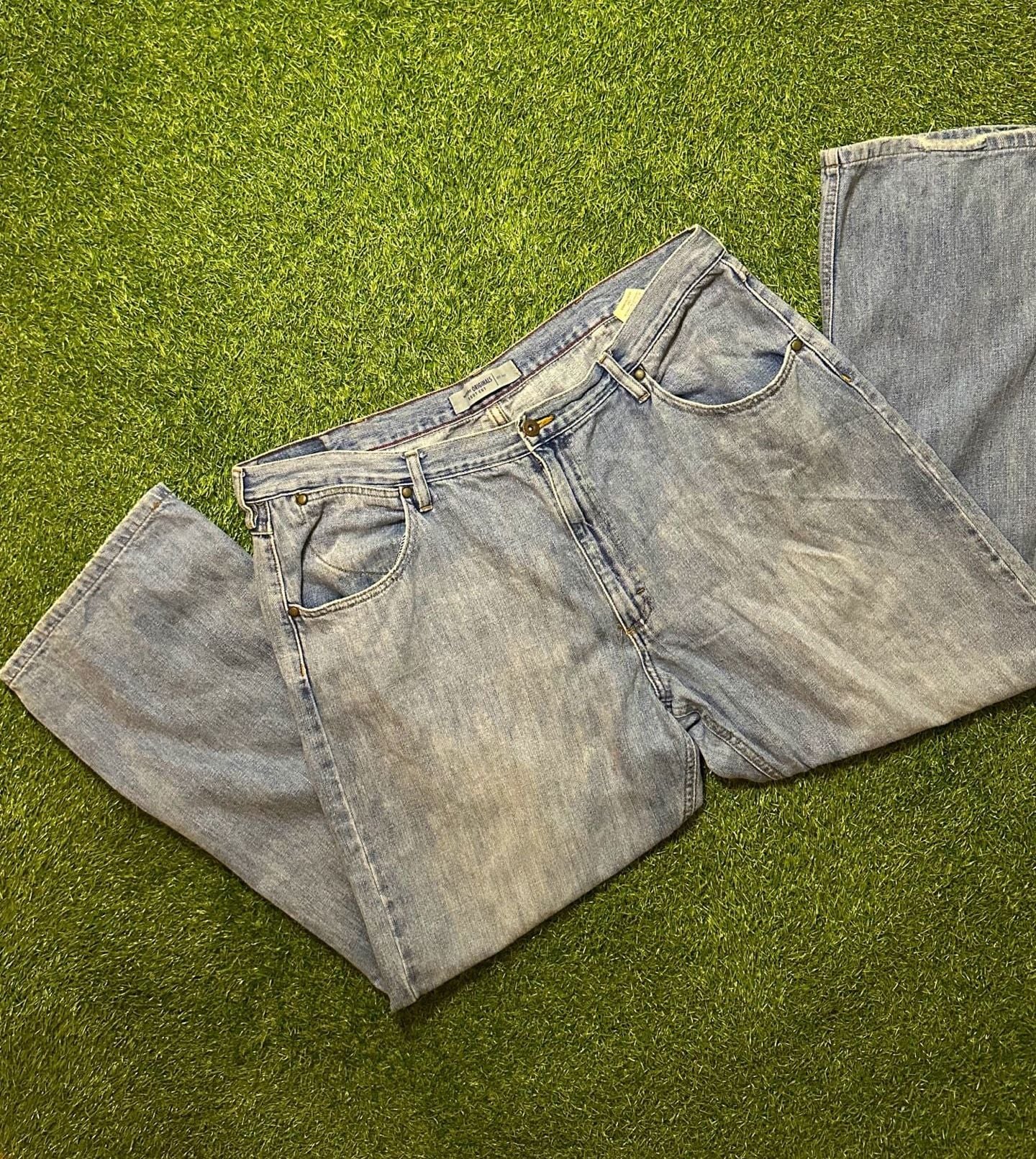 Y2K 2000s Wrangler Originals Boot Cut Jeans. 3