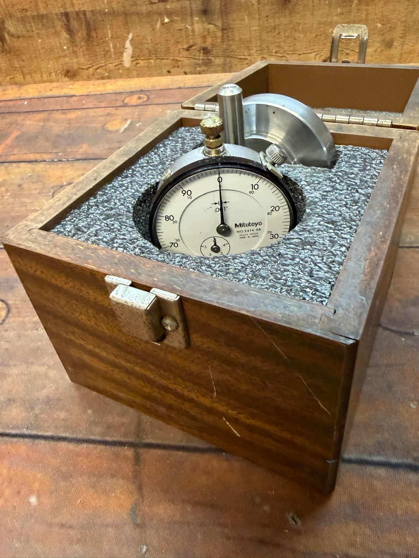 Mitutoyo Dial Indicator No.2414-08 Shock Proof With Wood Case 6