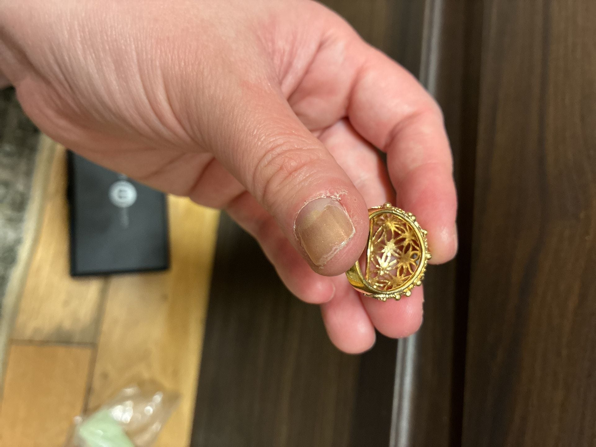 Vintage 1970s Gold Tone Filigree Flower Dome Statement Ring 8
