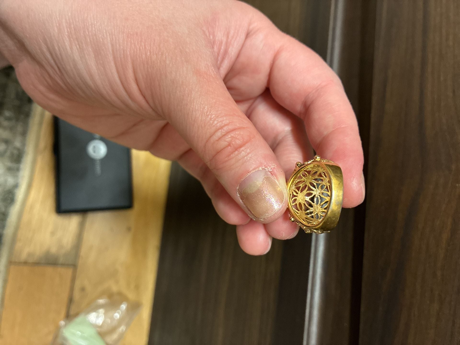 Vintage 1970s Gold Tone Filigree Flower Dome Statement Ring 9