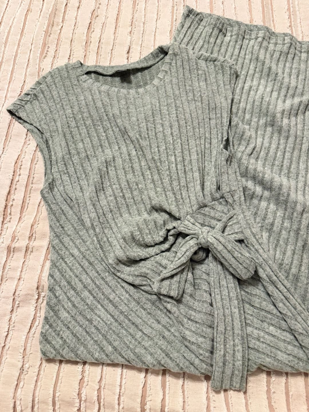 SHEIN Midi Dress Size M Green Ribbed Twist Waist
Wore while pregnant for baby shower 3