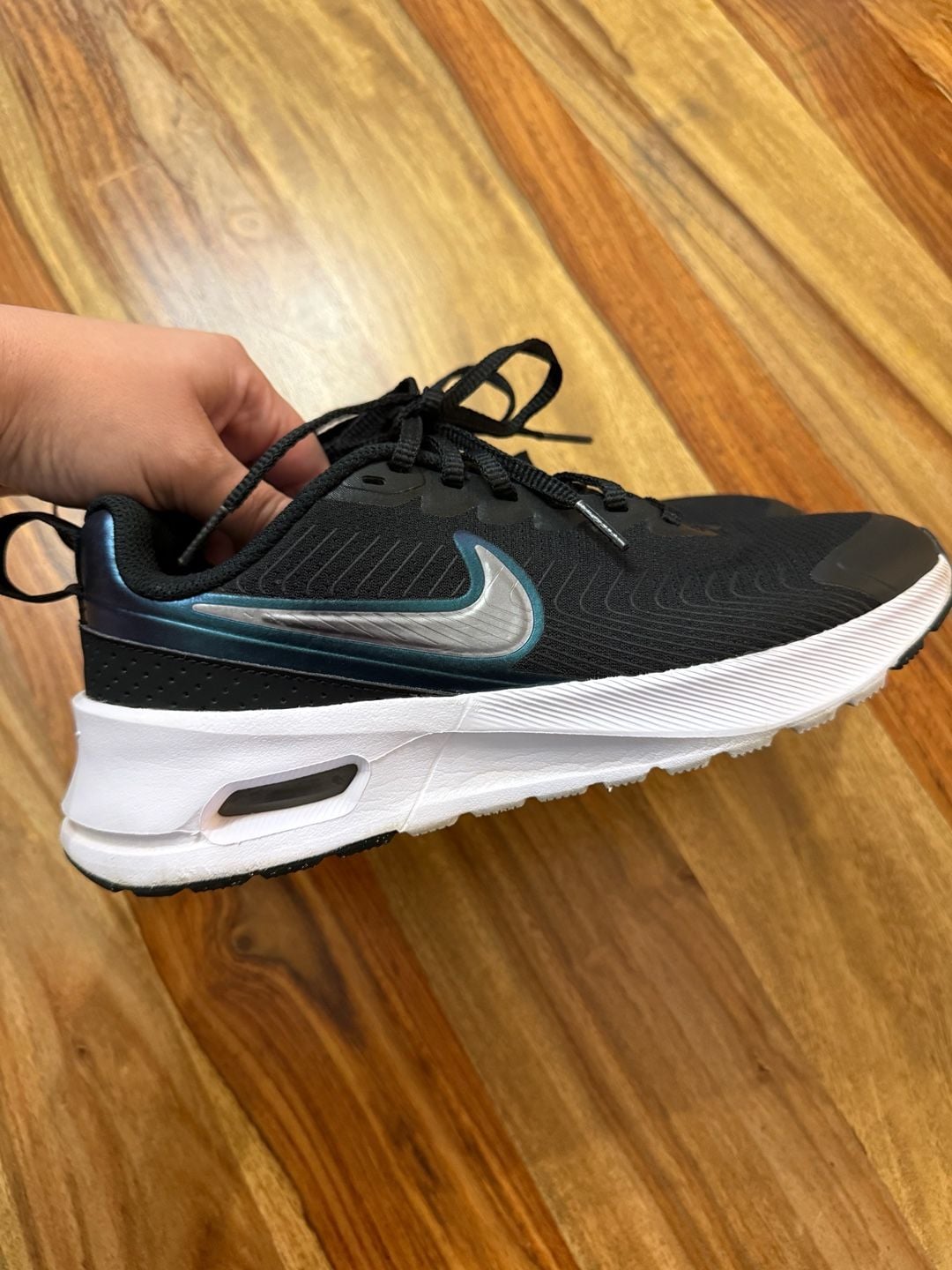Nike Air Max Nuaxis Size 7.5 Black White Iridescent 2