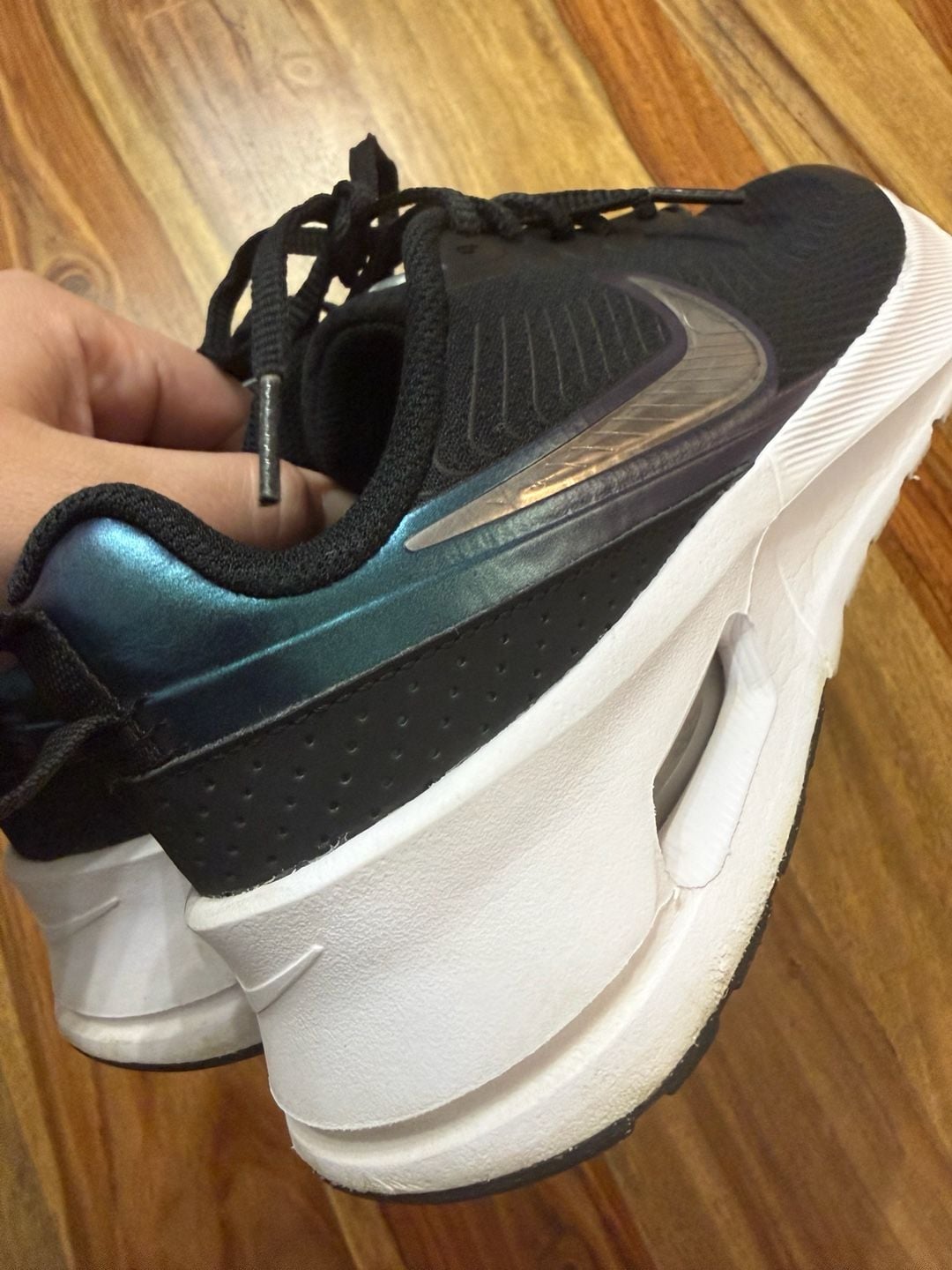 Nike Air Max Nuaxis Size 7.5 Black White Iridescent 3