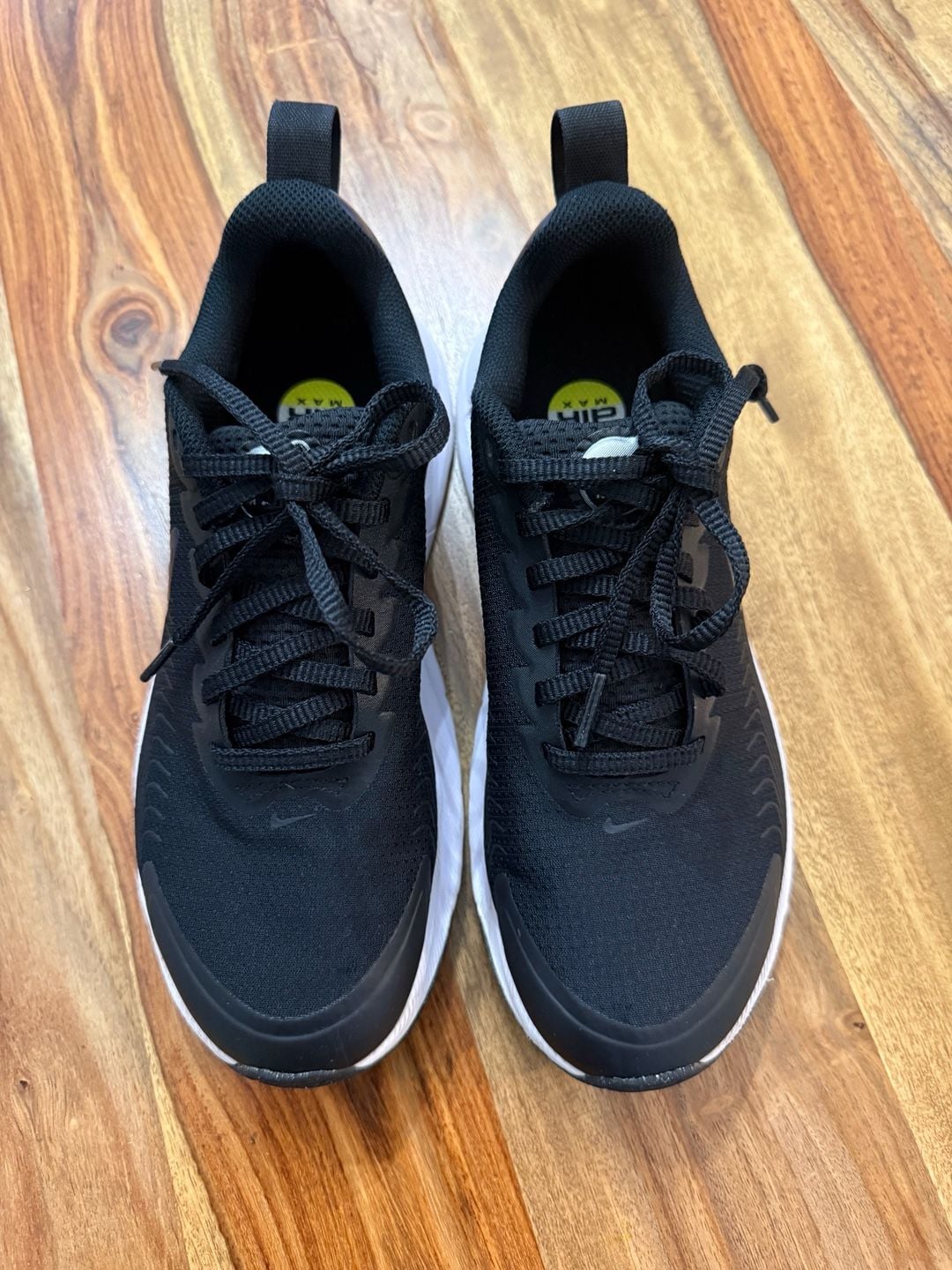 Nike Air Max Nuaxis Size 7.5 Black White Iridescent 5