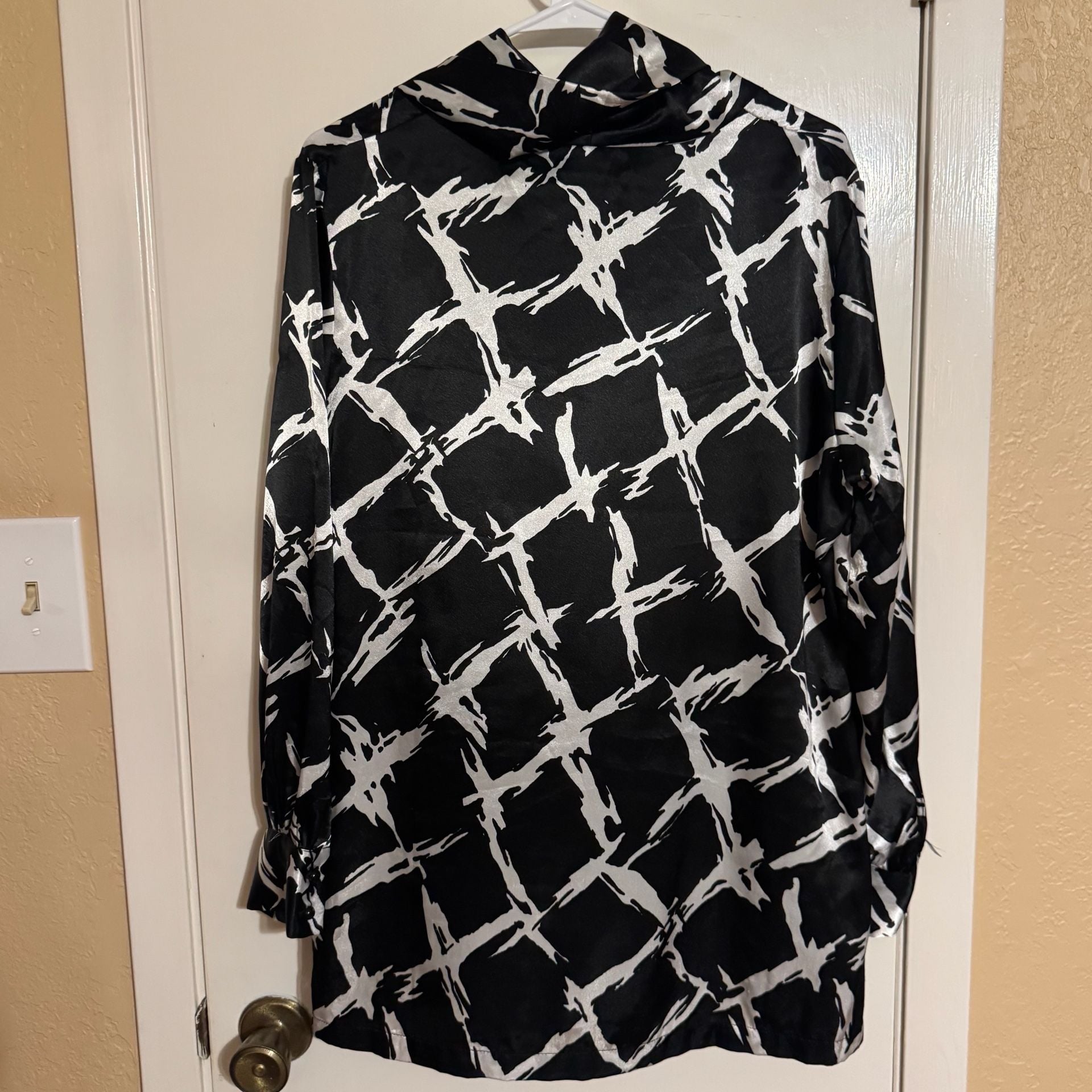 Chico’s Size 2 L Black White Abstract Satin Tunic Blouse Cowl Neck Long Sleeve 6