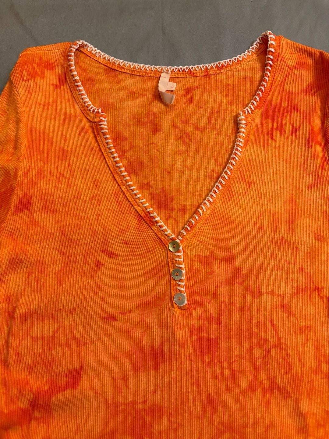 Me & Ro Size L Orange Tie Dye Ribbed Henley Top White Stitching 3