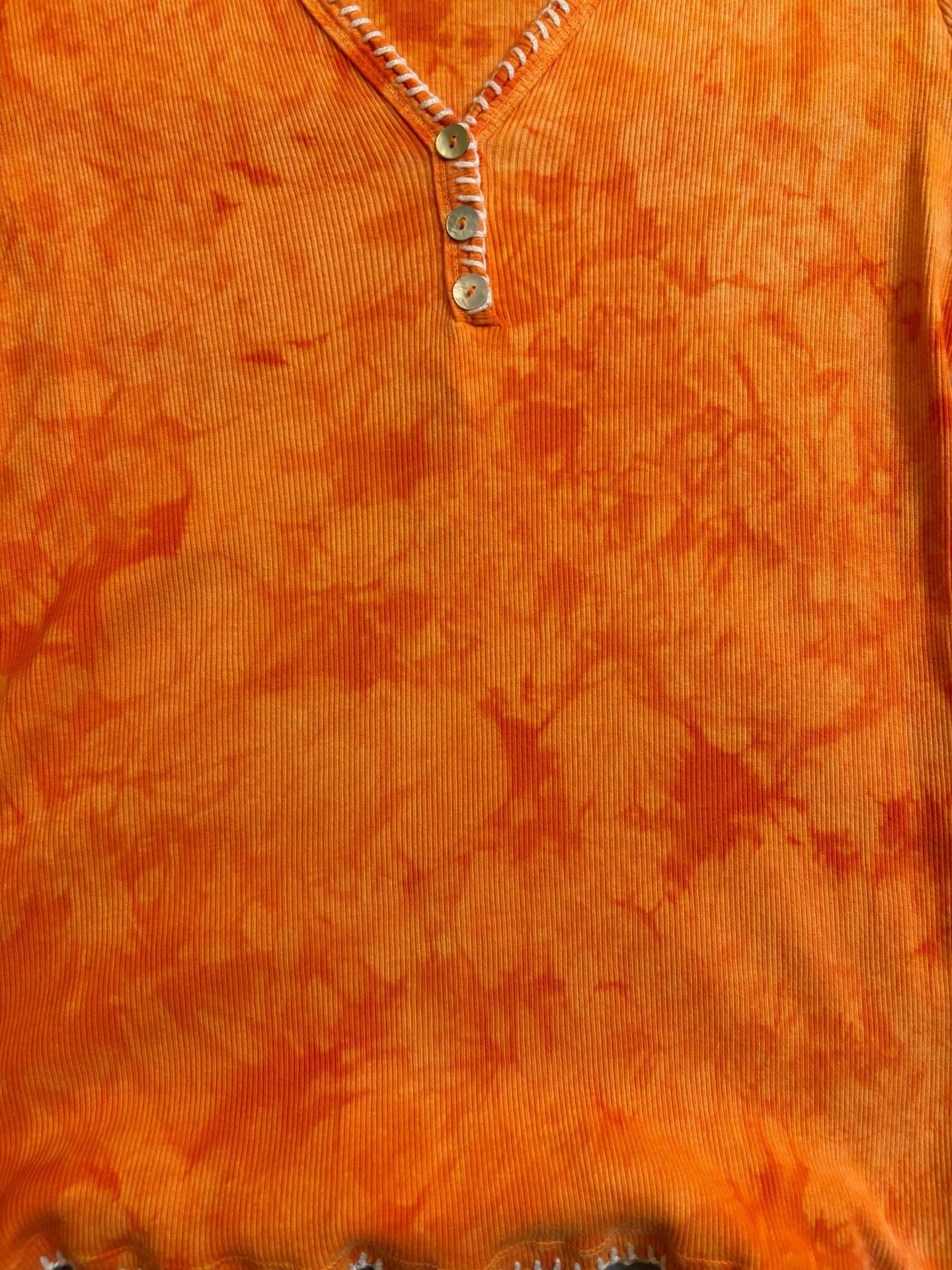 Me & Ro Size L Orange Tie Dye Ribbed Henley Top White Stitching 7