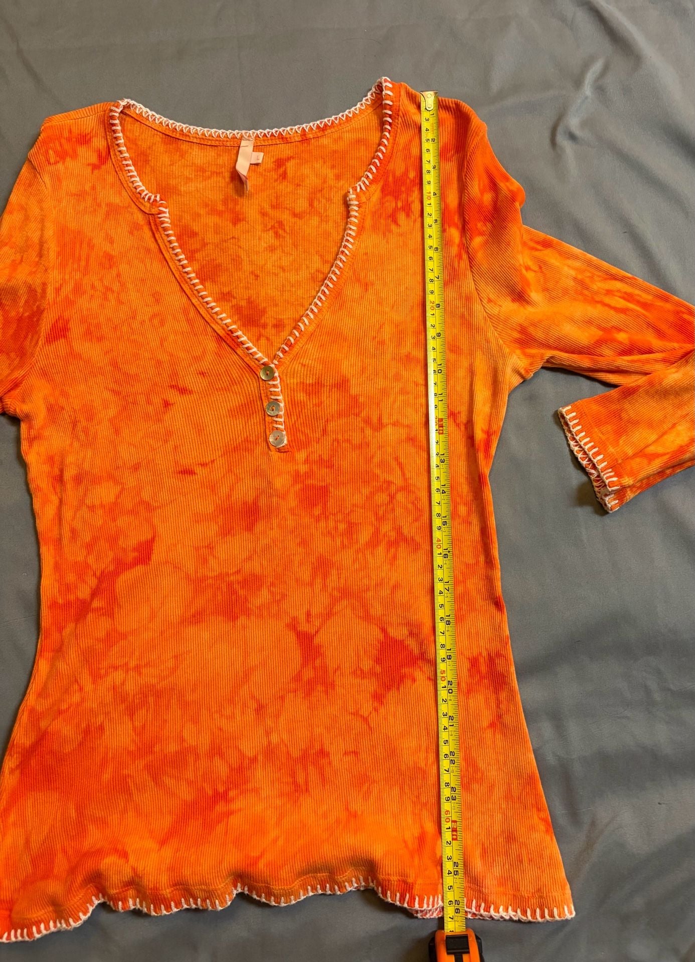 Me & Ro Size L Orange Tie Dye Ribbed Henley Top White Stitching 9