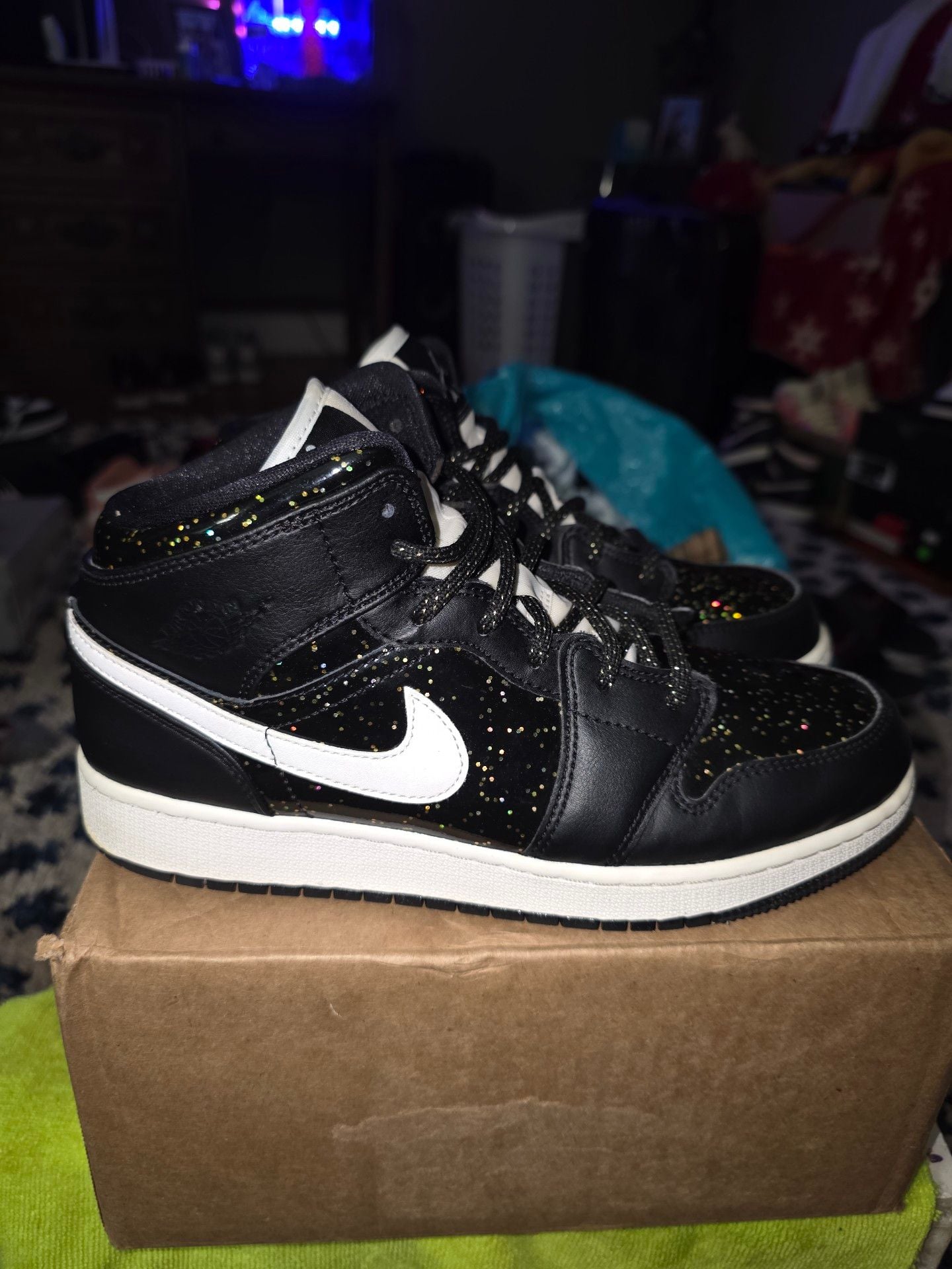 Nike Air Jordan 1 Mid SE Black Metallic Gold Glitter Sneakers 3