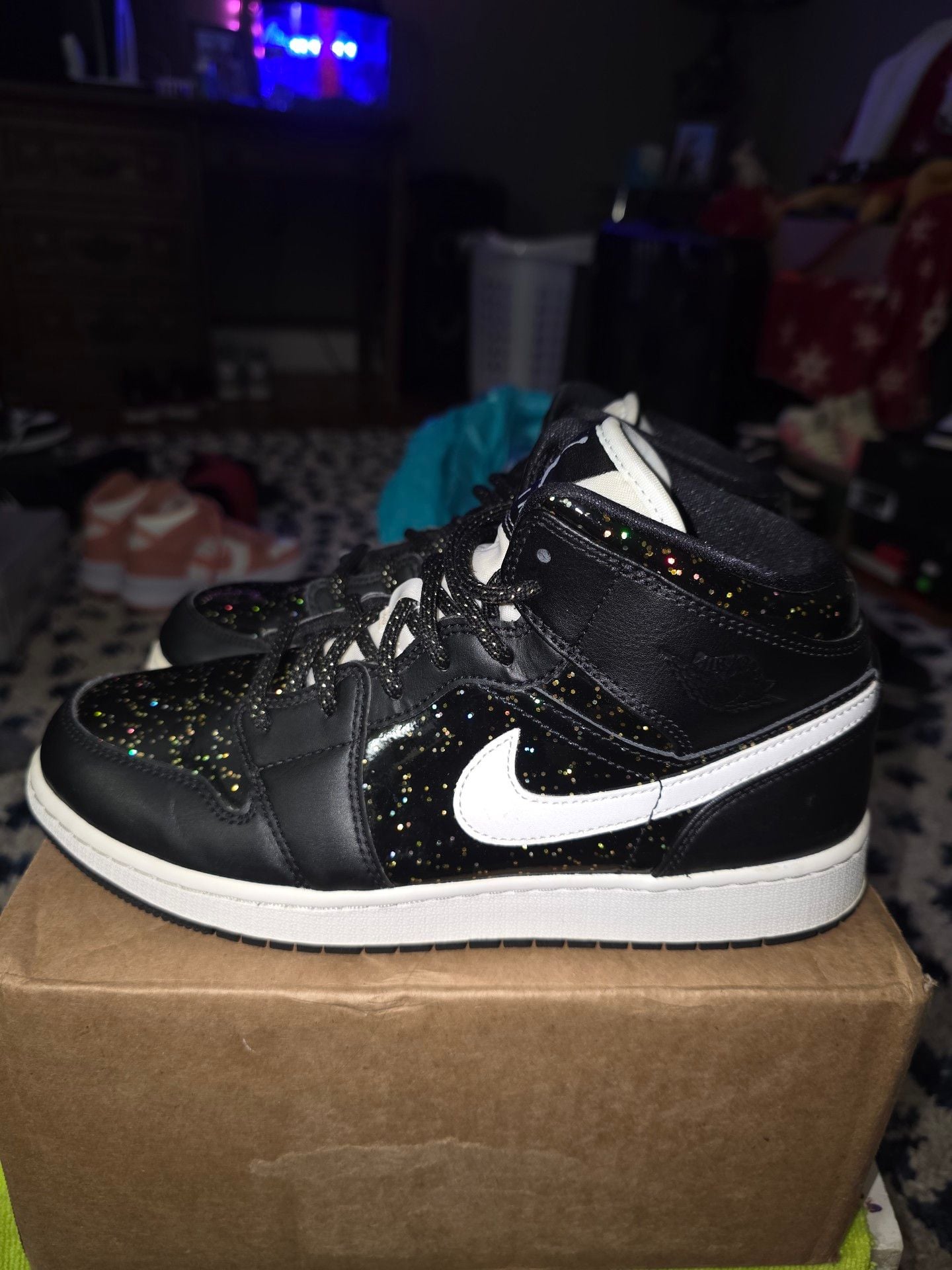 Nike Air Jordan 1 Mid SE Black Metallic Gold Glitter Sneakers 4