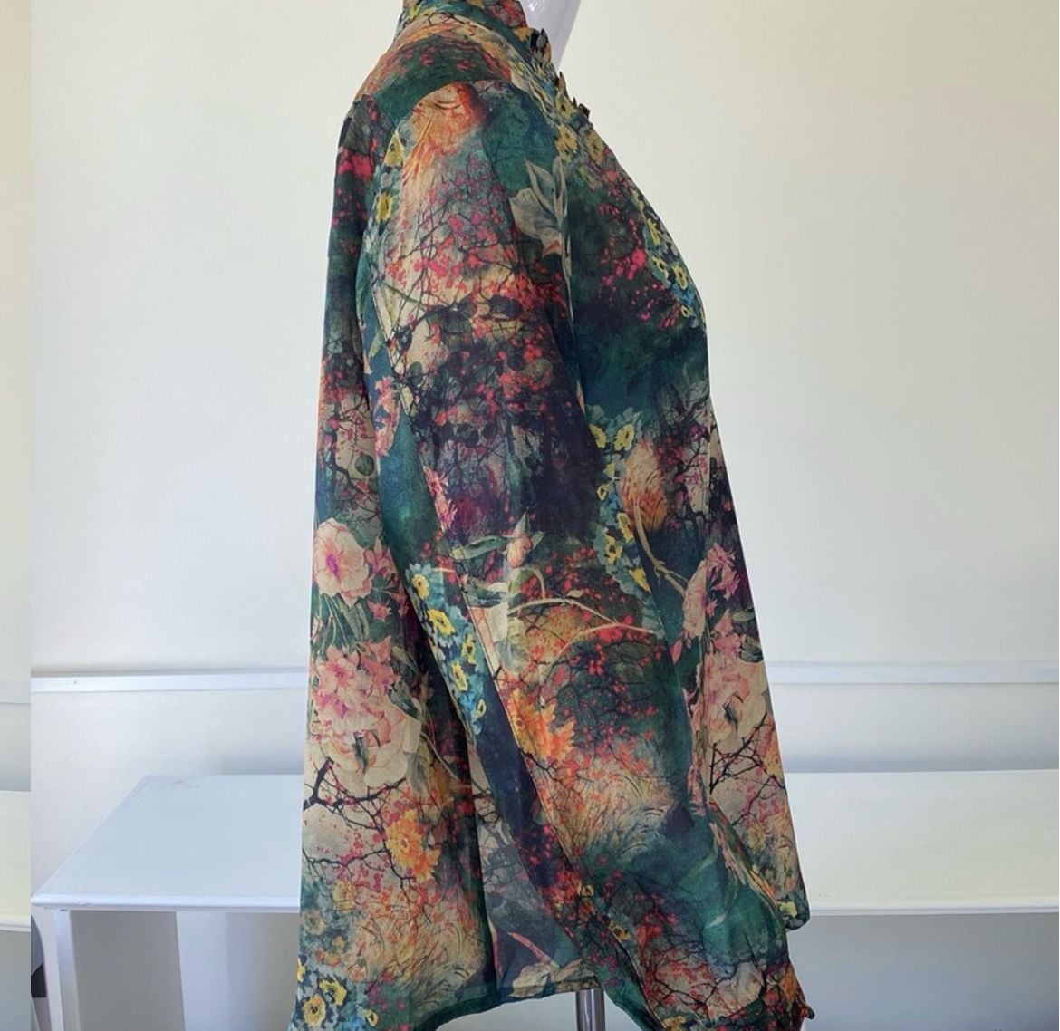 Johnny Was Traviata Leda Silk Button-Down Blouse Size Medium Floral Ruffle 6