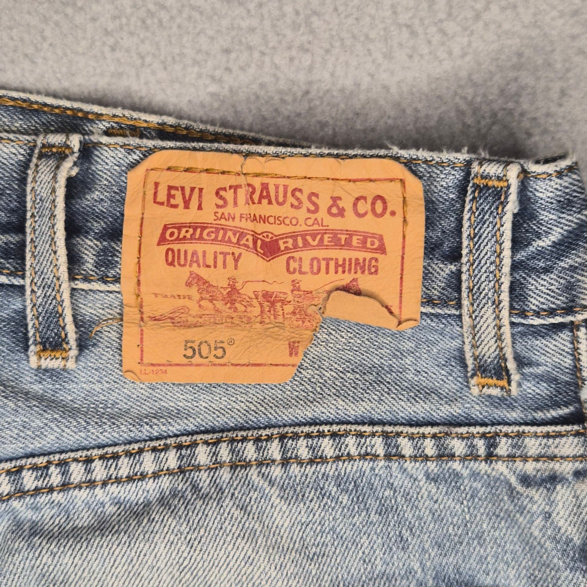 Vintage Levi's 505 Straight leg Jeans Light blue wash fading size mens 38x30 3