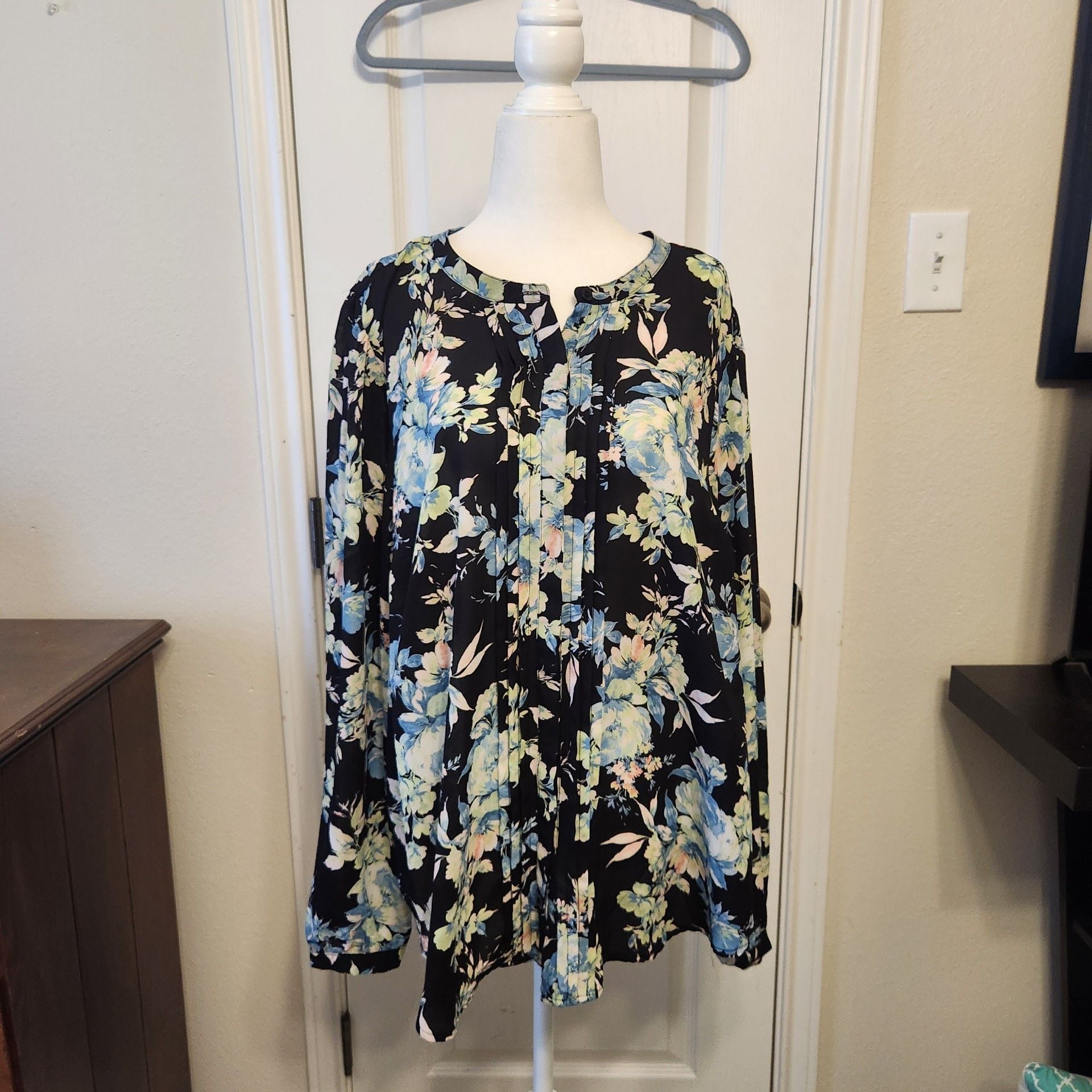 Torrid Georgette Pintuck Blouse Floral 2