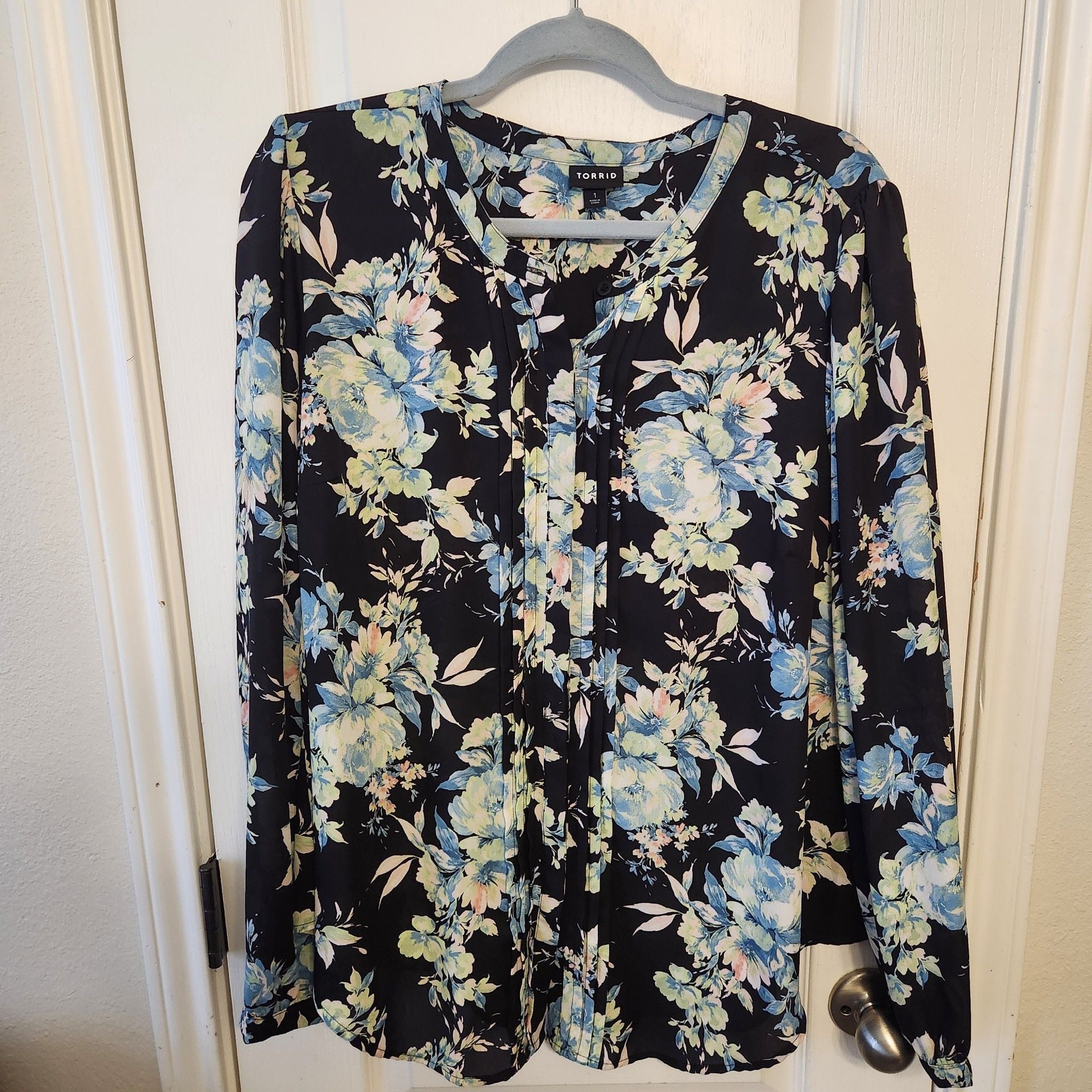 Torrid Georgette Pintuck Blouse Floral 3
