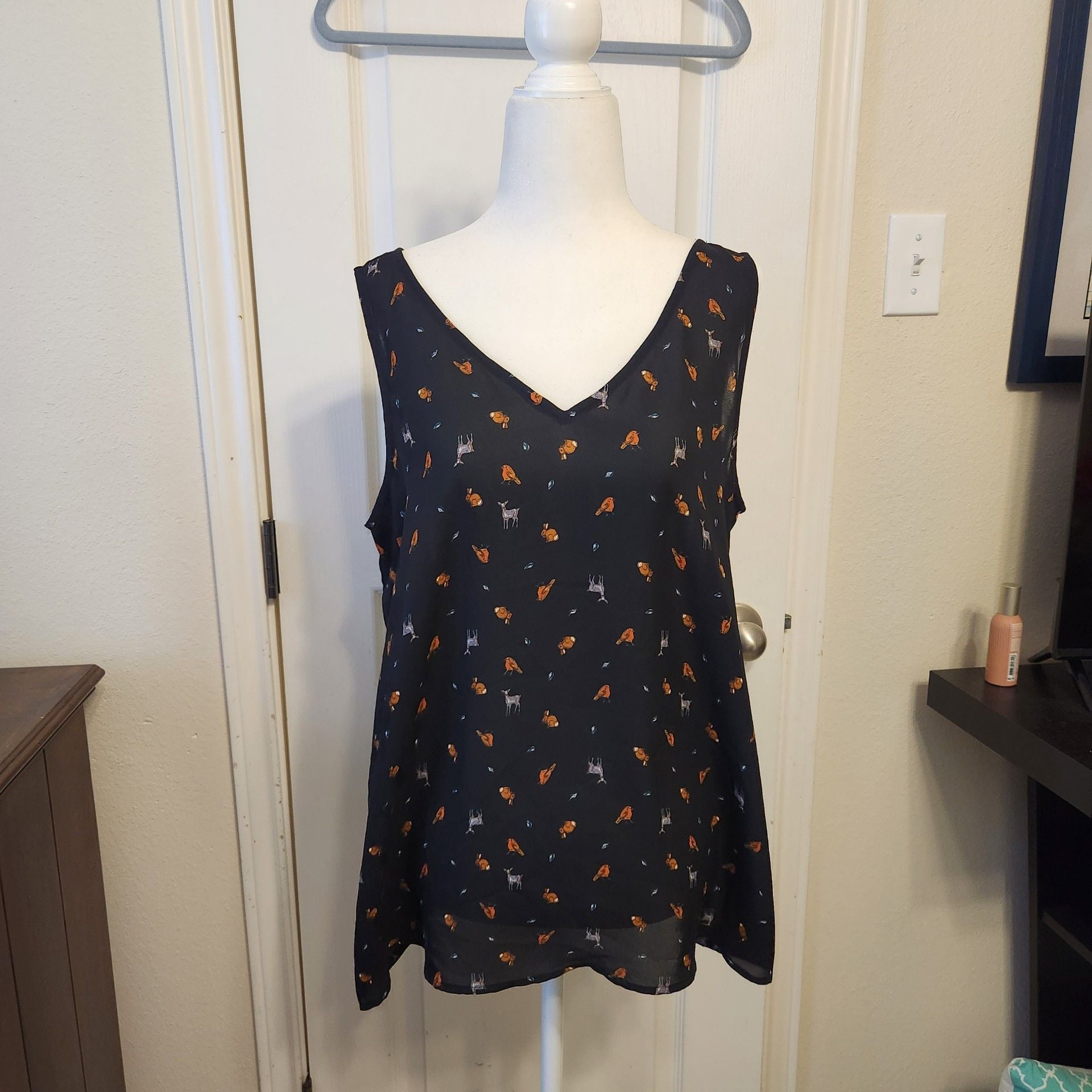 Women's Sleeveless Animal Print V-Neck Blouse 2