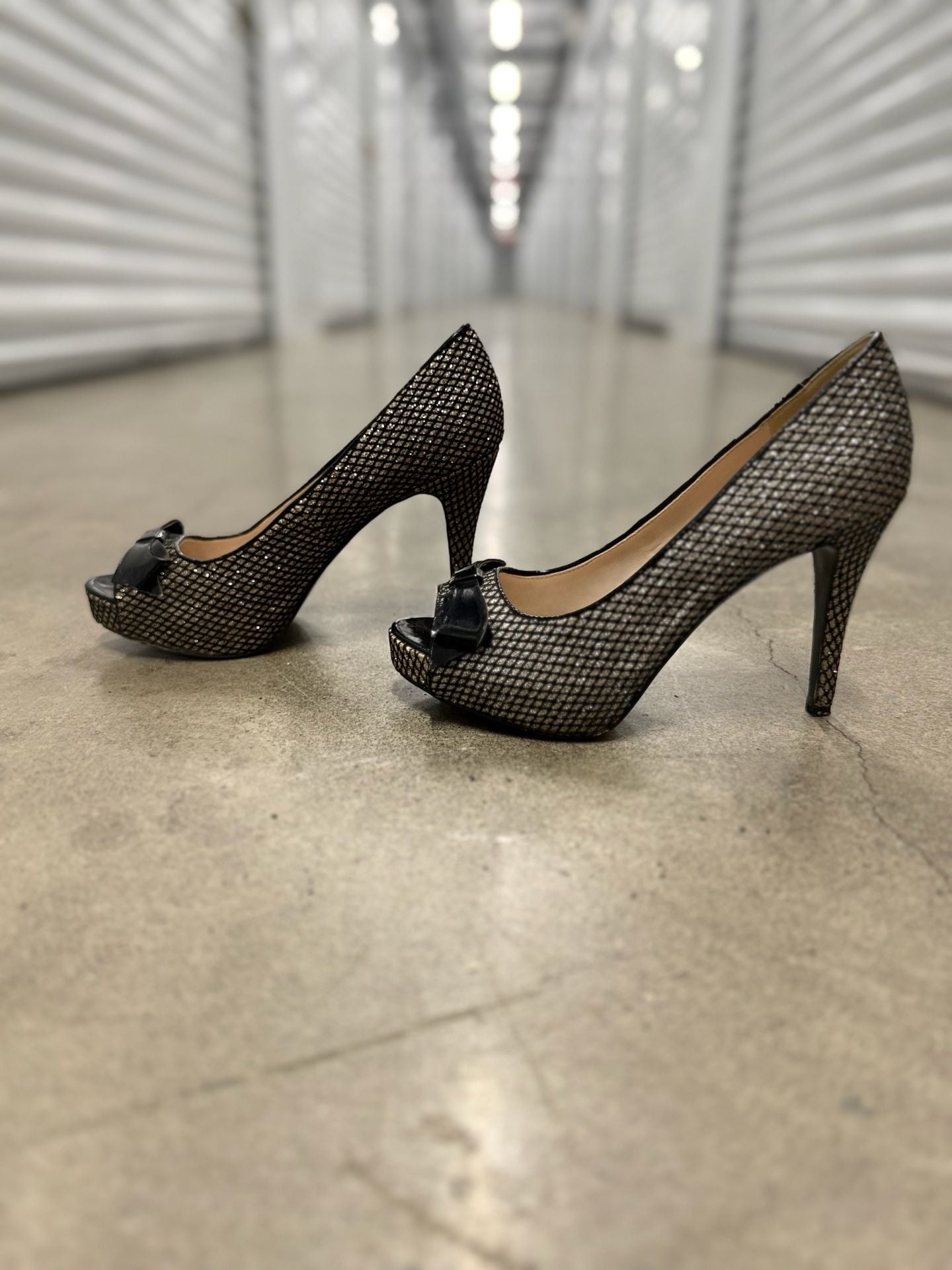 Nine West Peep Toe Heels Size 7.5 Black Gold Glitter 2