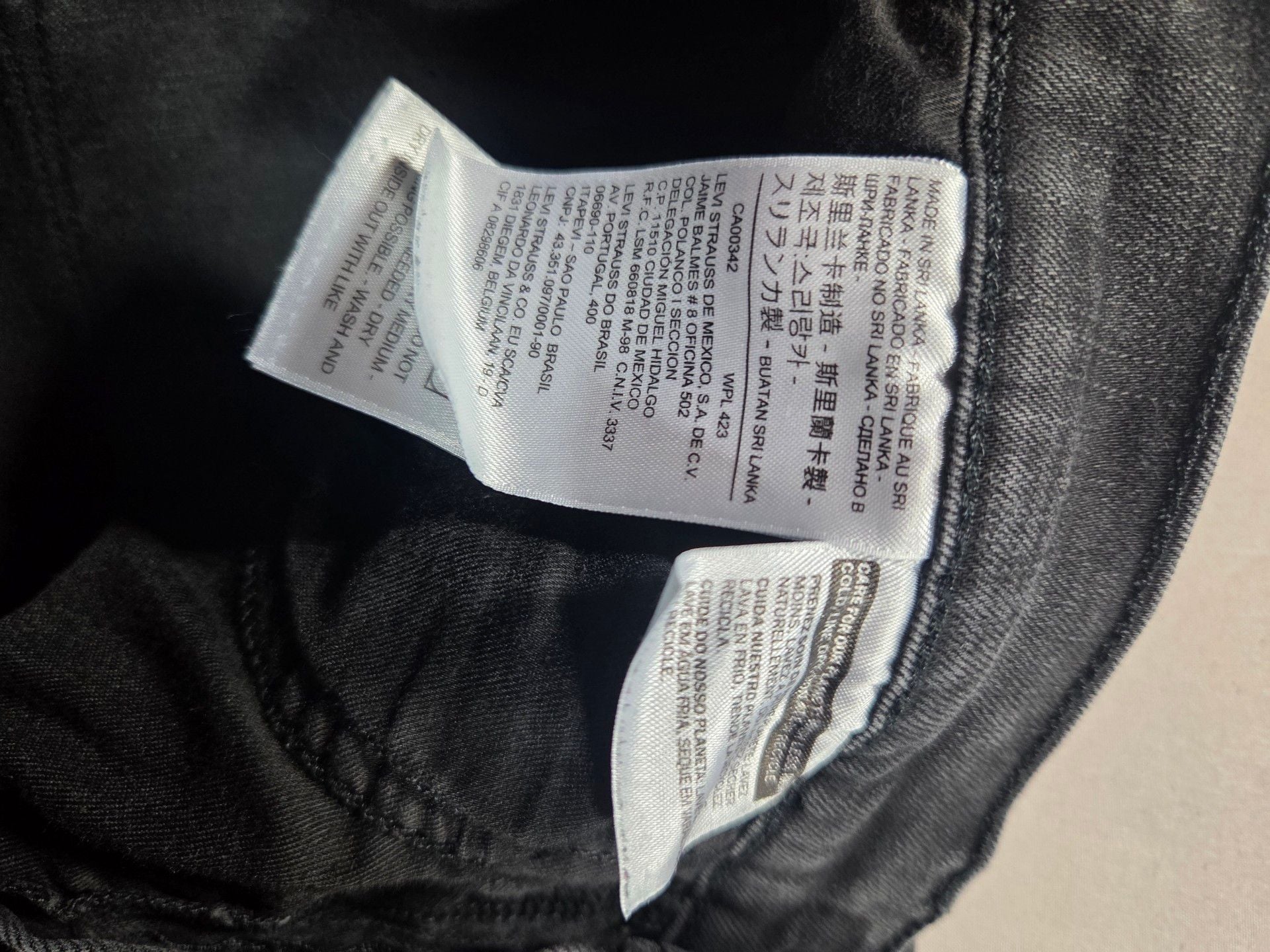 Levi's 311 Shaping Skinny Jeans Size 30 Black Denim 6