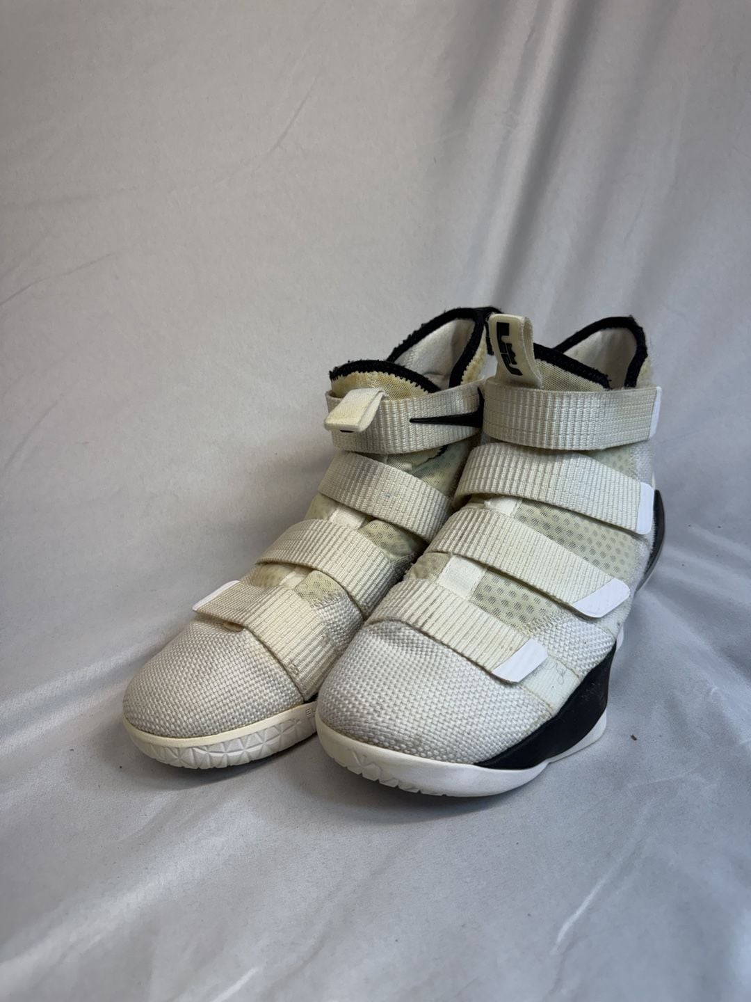 Nike LeBron Soldier 11 Size 9.5 White Black Basketball Shoes 943155-106 3