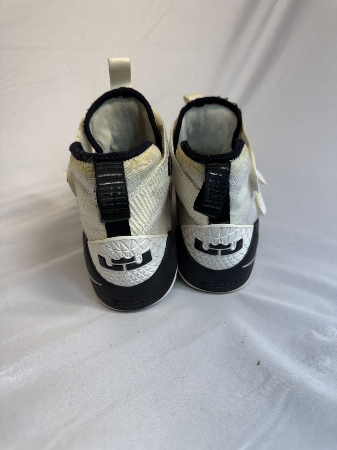 Nike LeBron Soldier 11 Size 9.5 White Black Basketball Shoes 943155-106 5