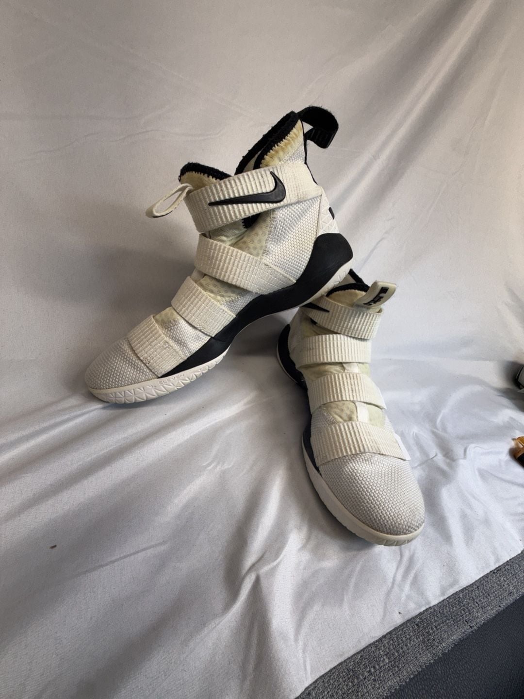 Nike LeBron Soldier 11 Size 9.5 White Black Basketball Shoes 943155-106 9