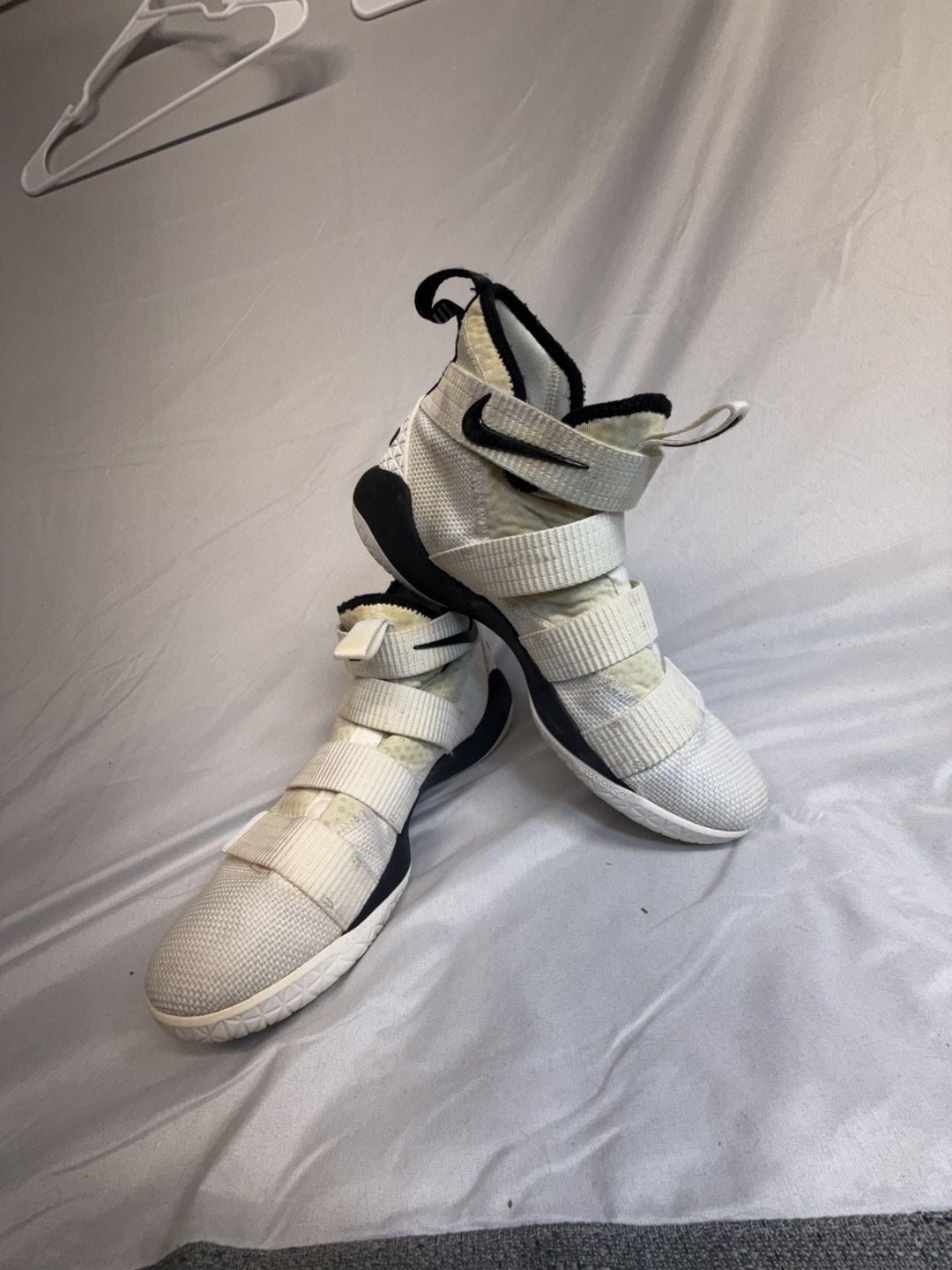 Nike LeBron Soldier 11 Size 9.5 White Black Basketball Shoes 943155-106 10