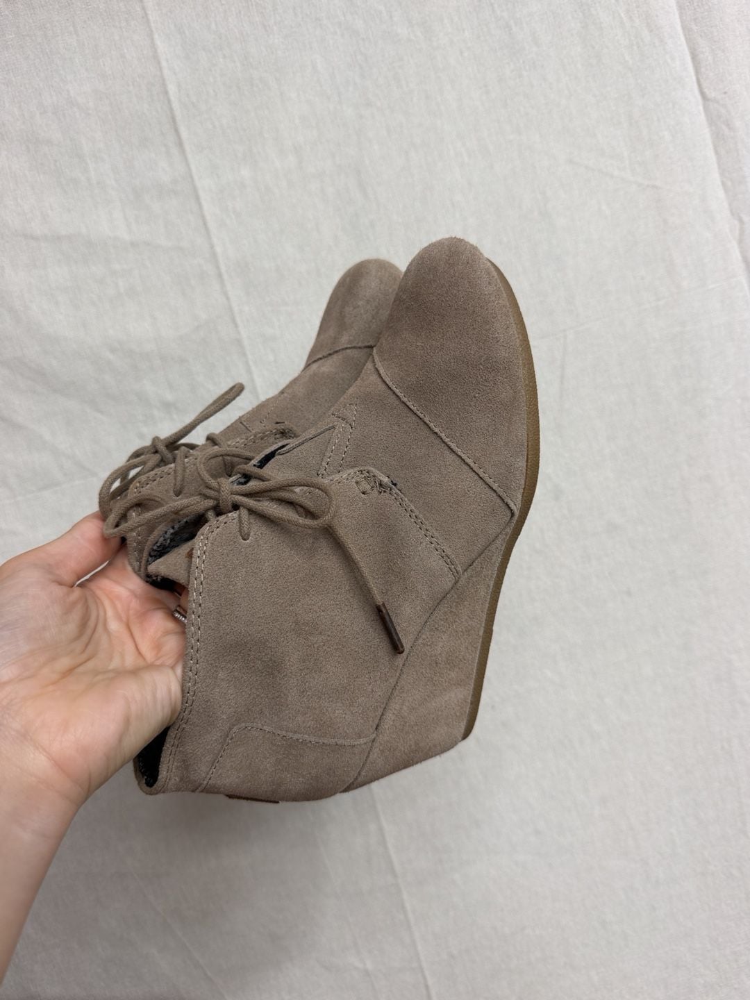 TOMS Desert Wedge Booties Size 8.5 Taupe Suede Lace Up 2