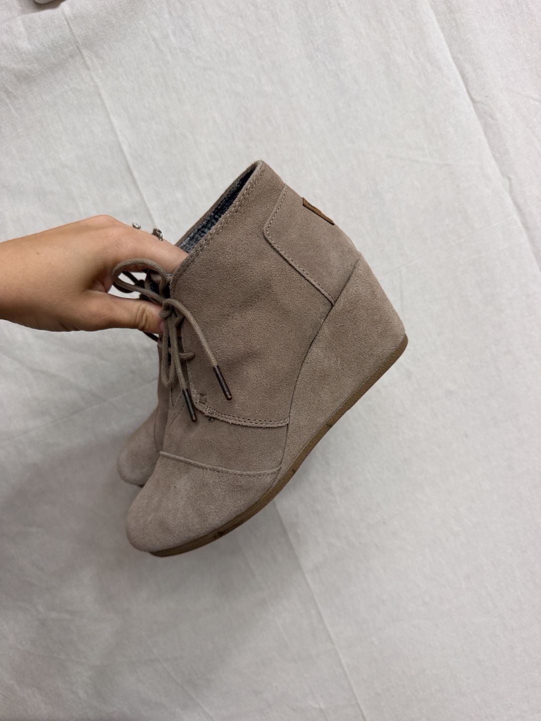 TOMS Desert Wedge Booties Size 8.5 Taupe Suede Lace Up 3