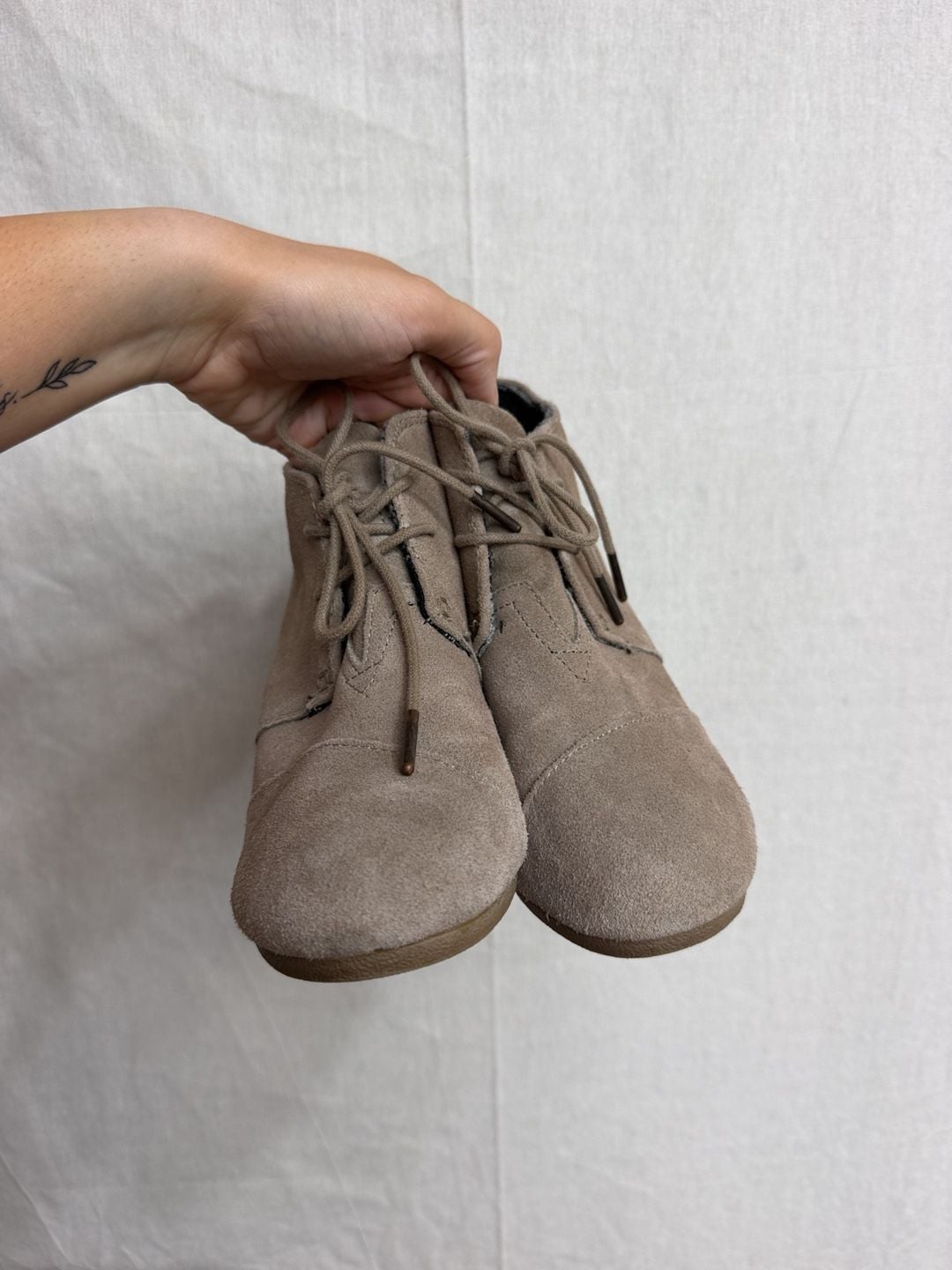 TOMS Desert Wedge Booties Size 8.5 Taupe Suede Lace Up 5