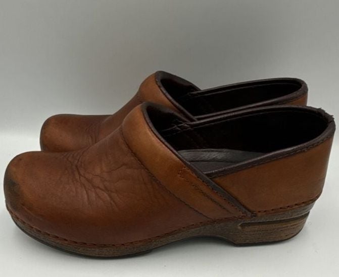 Dansko Professional Clogs Brown Leather Slip Resistant
Size 38 /US 8
#894 5