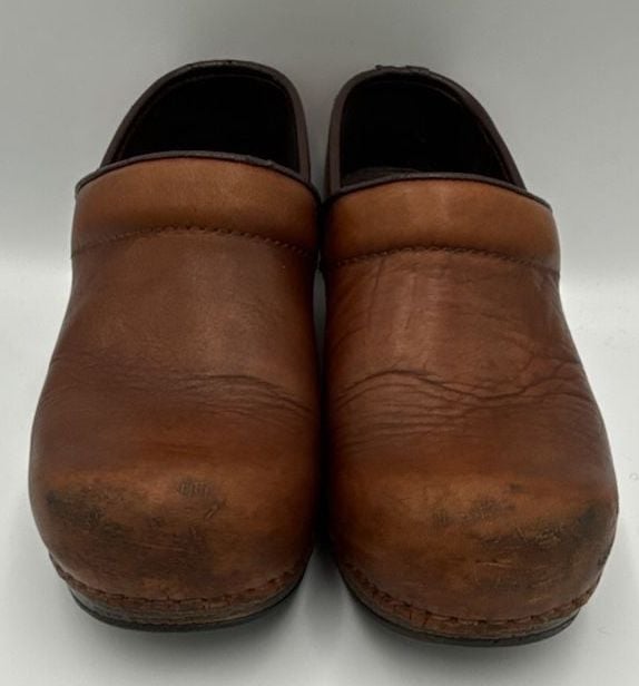 Dansko Professional Clogs Brown Leather Slip Resistant
Size 38 /US 8
#894 4